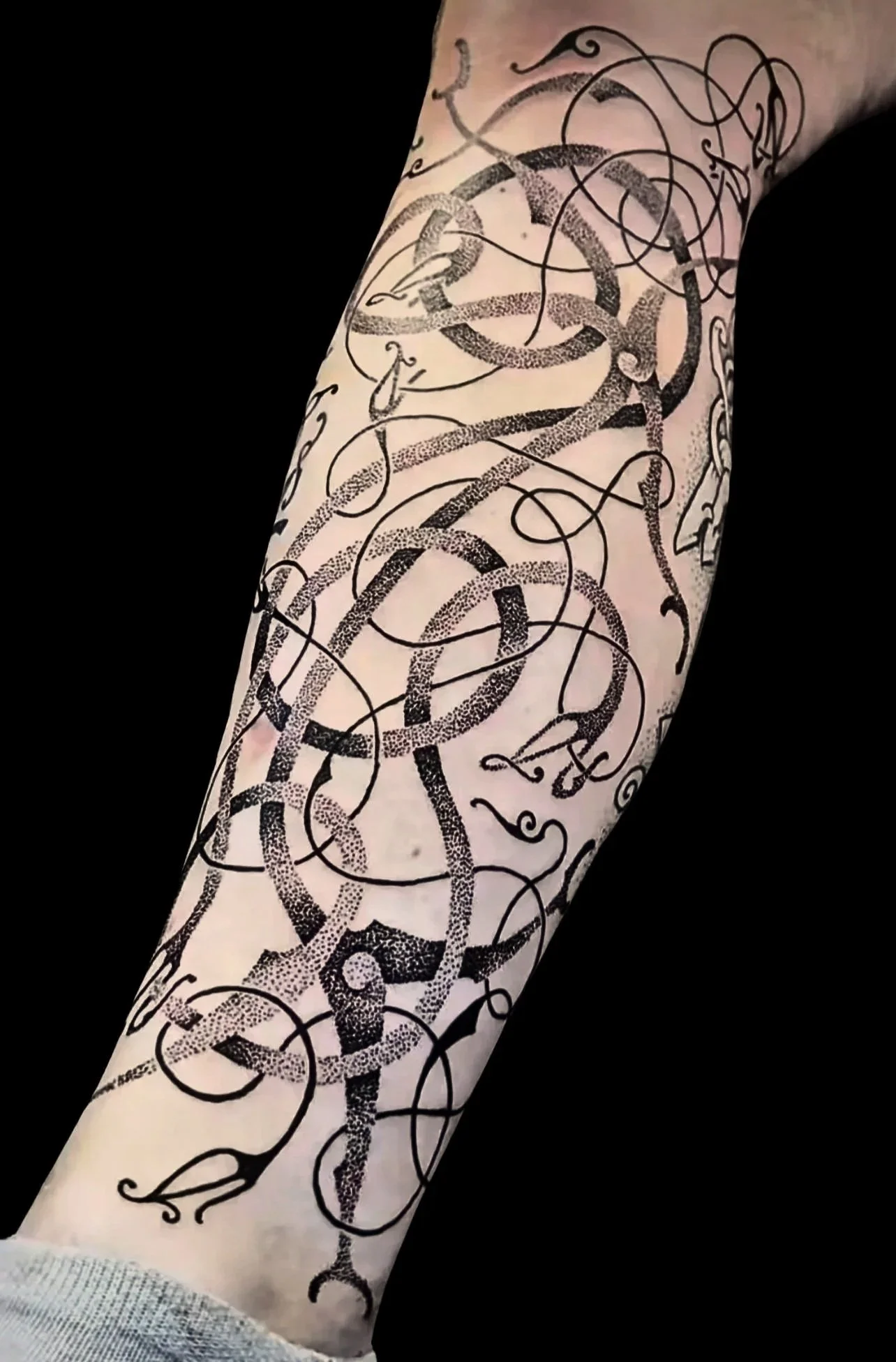 Sean%252BUrnes%252Bleg%252Bsleeve%252Bblack%252Bbackground.jpg