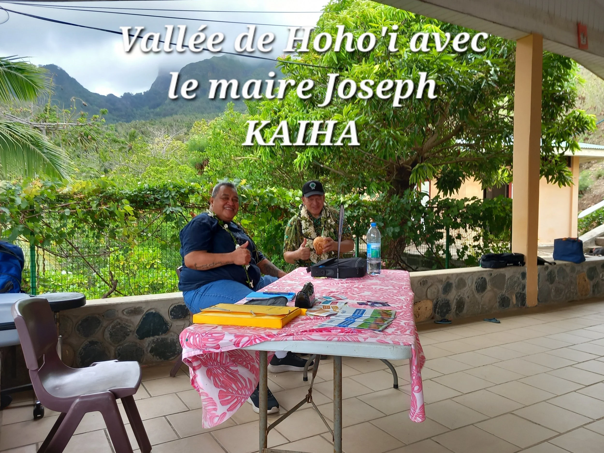 Vallée de Hohoi avec le maire de Ua-Pou.jpg