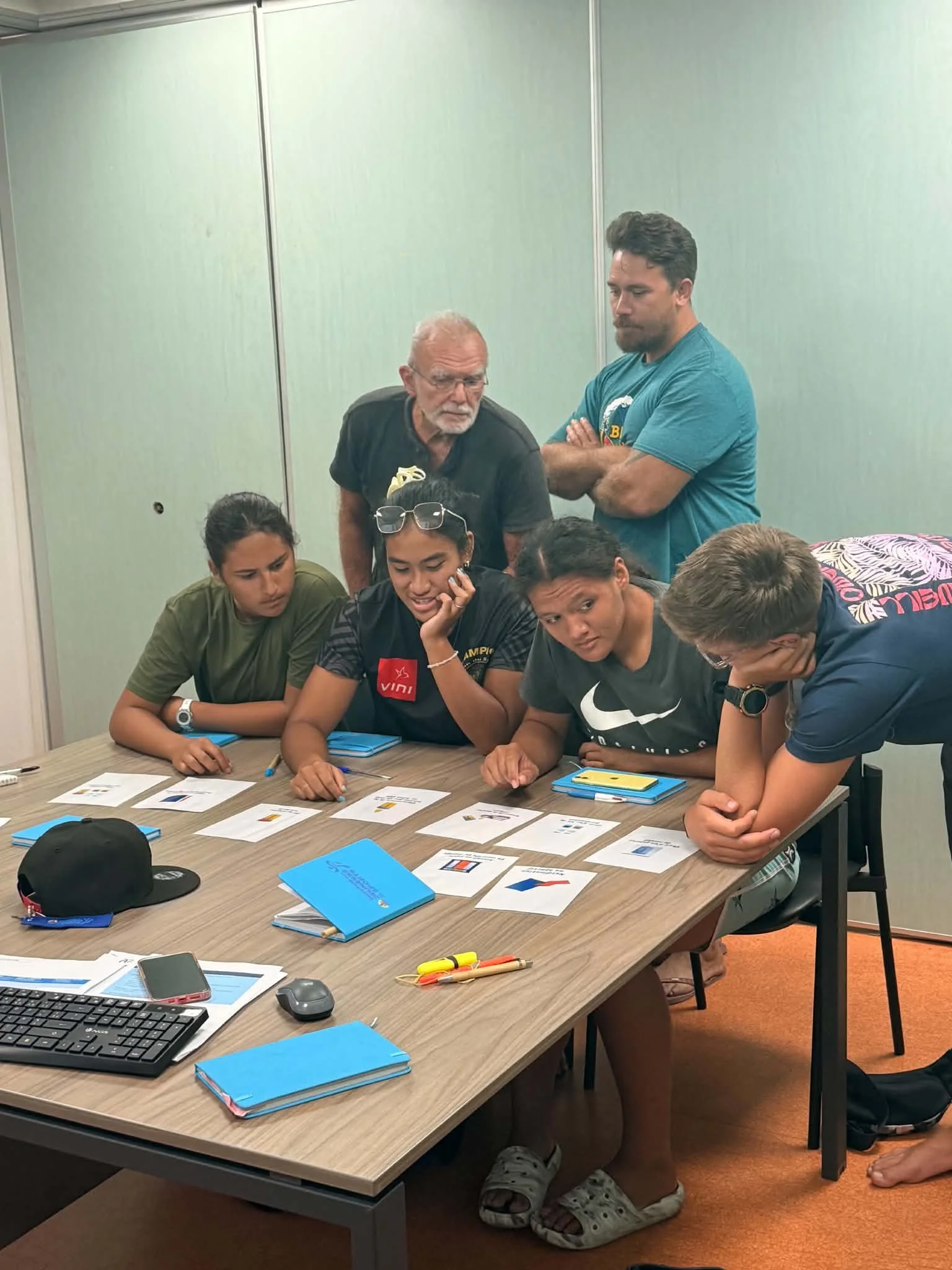 Avant les Championnats d'Océanie, les jeunes rameurs découvrent l'antidopage