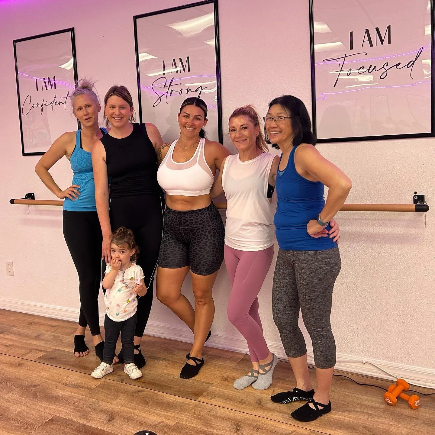 Friday morning vibes are my fav 🫶🏼 @upbeat.barre + HiYo