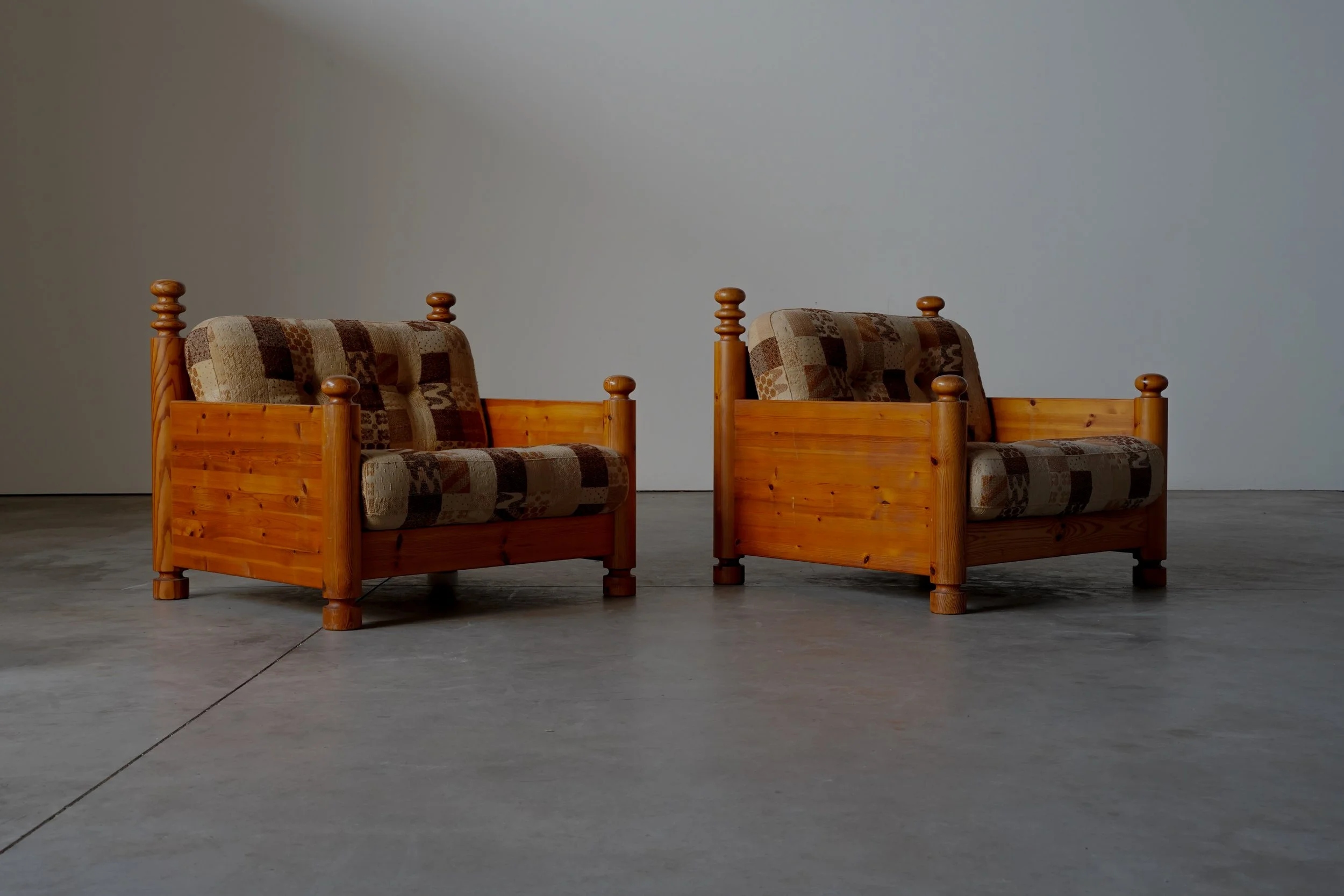 PAIR OF PINE LOUNGE CHAIRS BY UNO AND OSTEN KRISTIANSSON