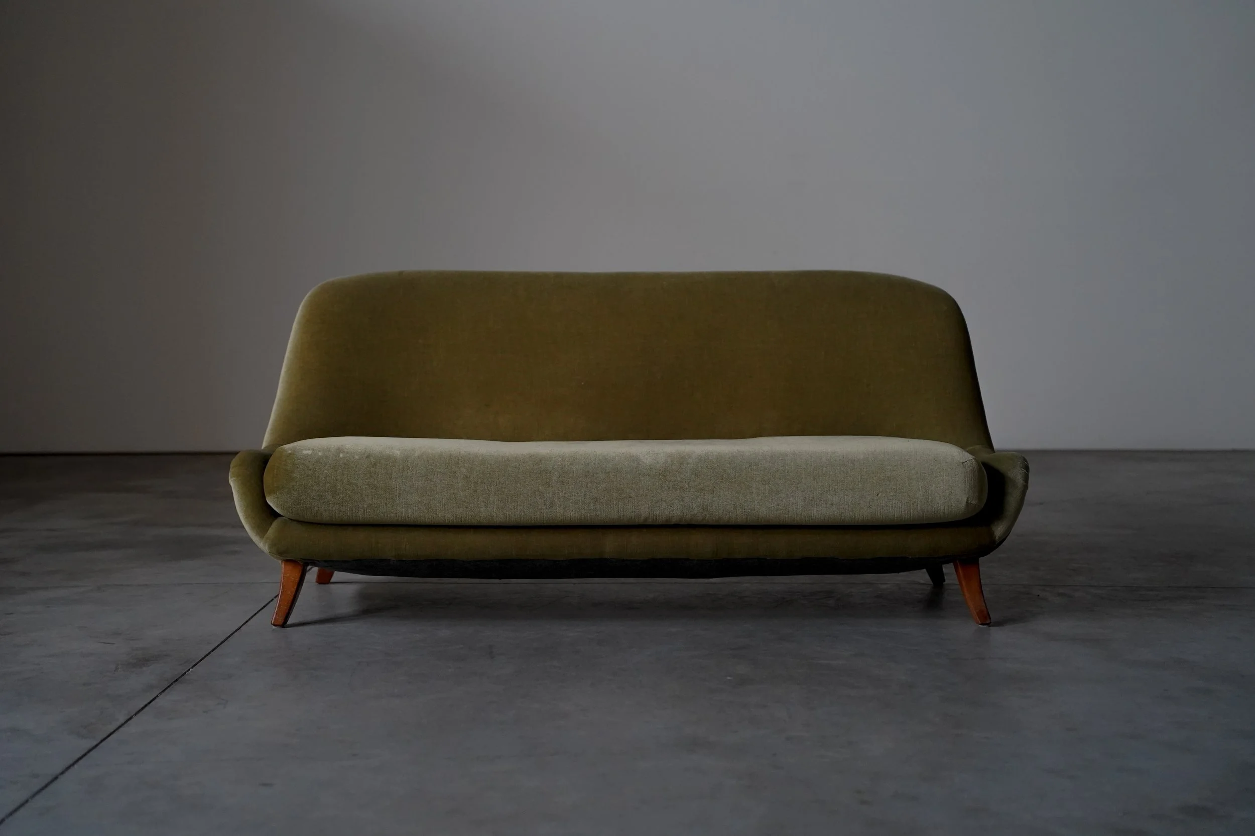 SOFA IN GREEN VELVET