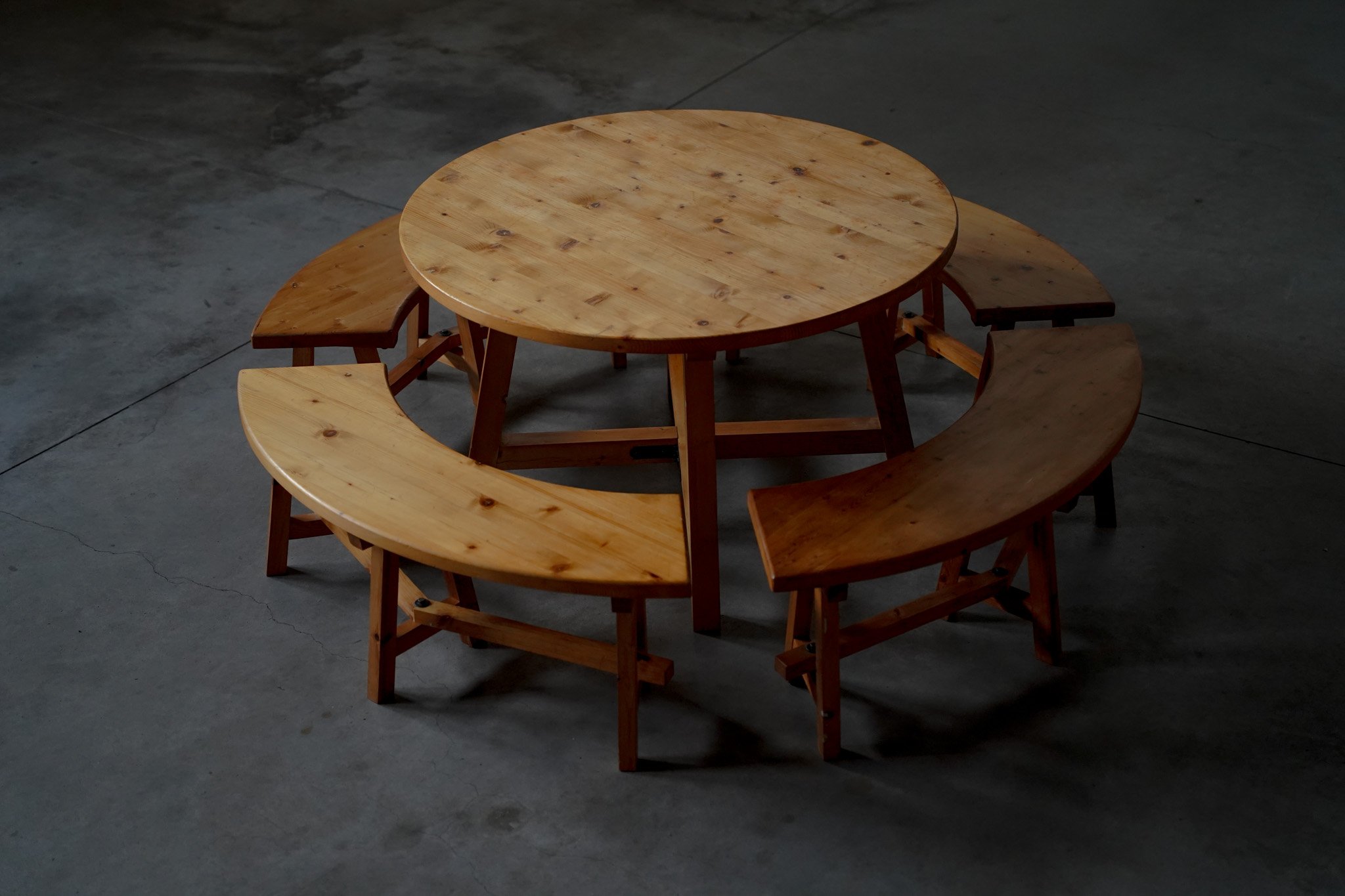 ROUND DINING TABLE WITH FOUR CURVED BENCHES