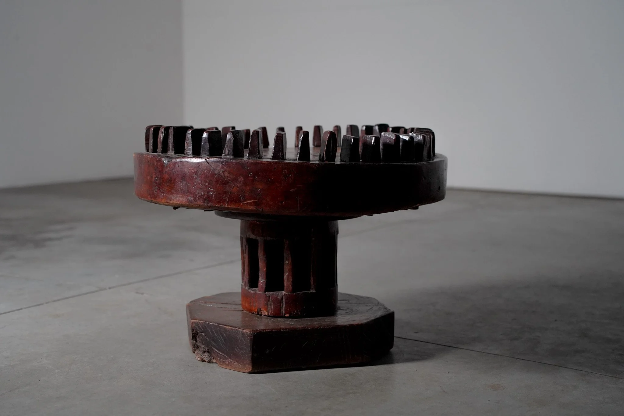 SCULPTURAL SIDE TABLE