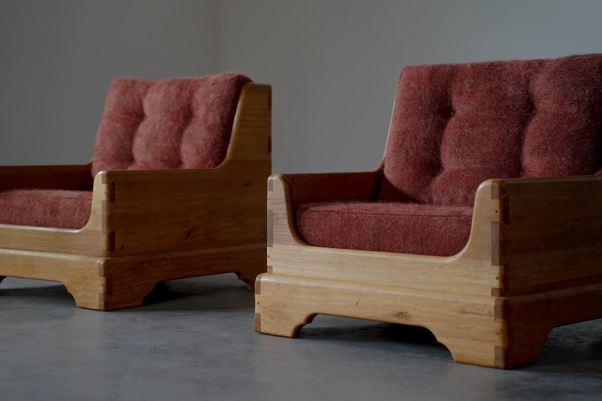 PAIR OF RUSTIC OAK LOUNGE CHAIRS