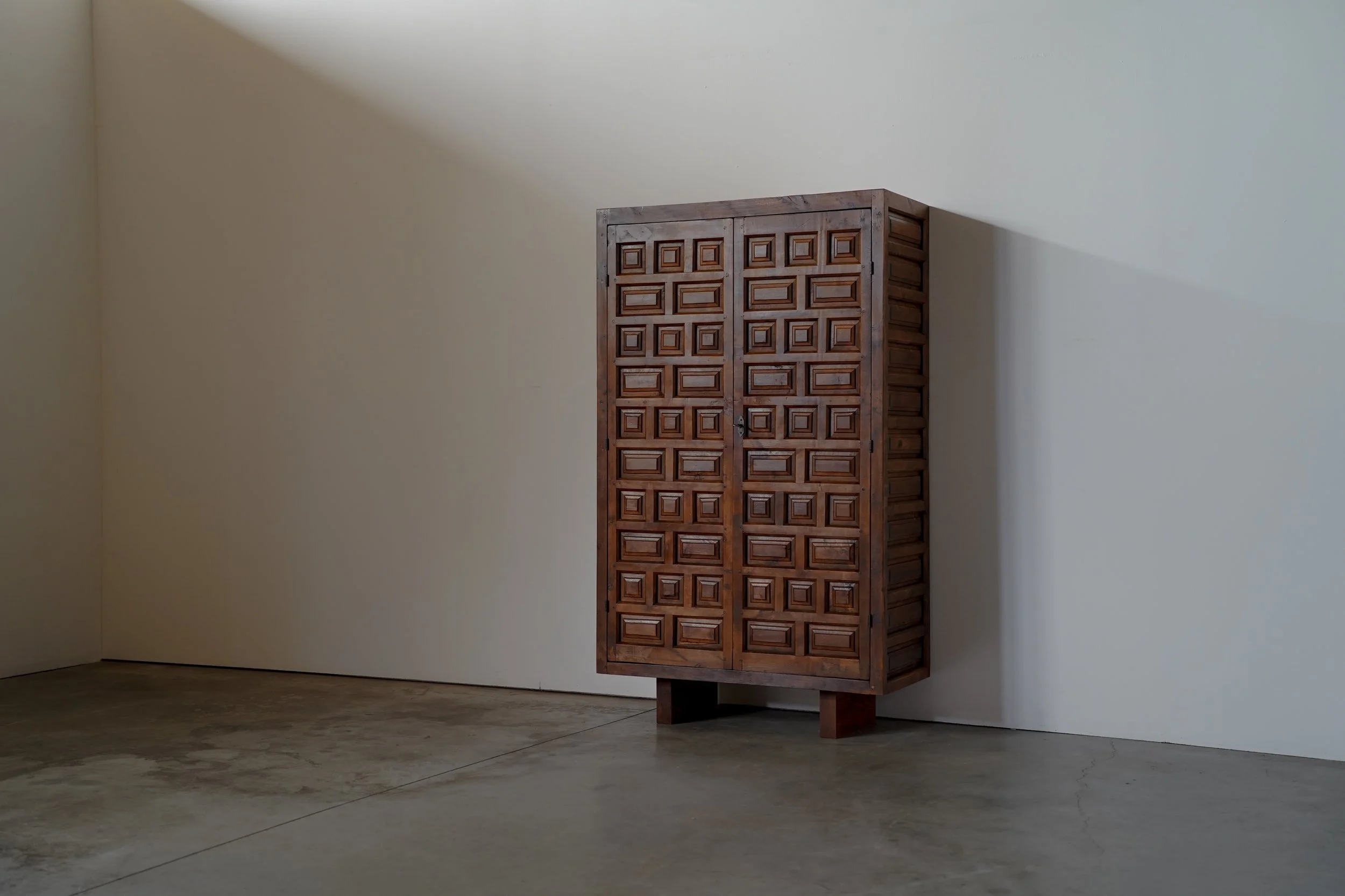 SPANISH CABINET IN STAINED BEECH WOOD