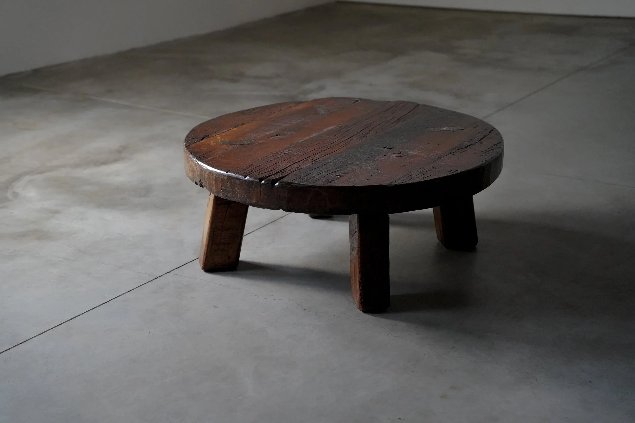 RUSTIC  DARK OAK ROUND COFFEE TABLE