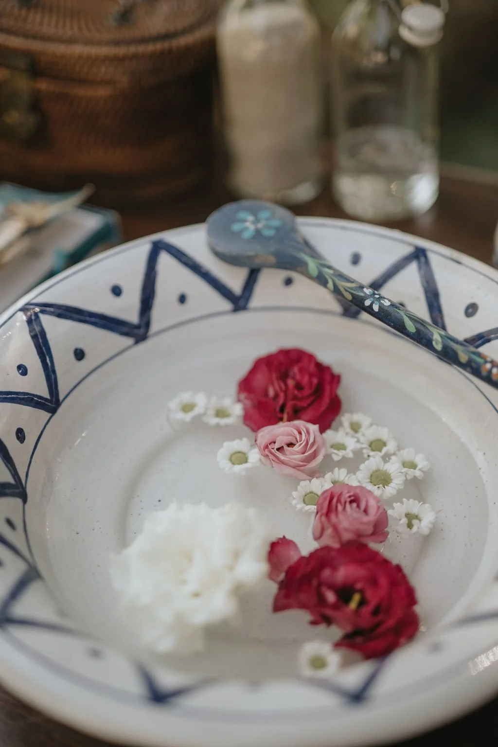Prato grande com flores e pasta de dentes, com colher decorada ao lado.