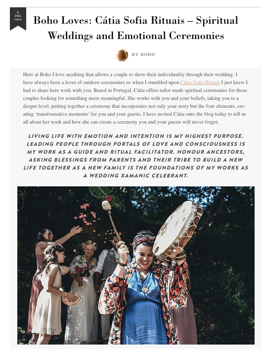 Página de artigo com título 'Boho Loves: Cátia Sofia Rituais - Spiritual Weddings and Emotional Ceremonies', incluindo uma foto de uma mulher sorridente tocando um tambor em um casamento ao ar livre com outras mulheres ao fundo.
