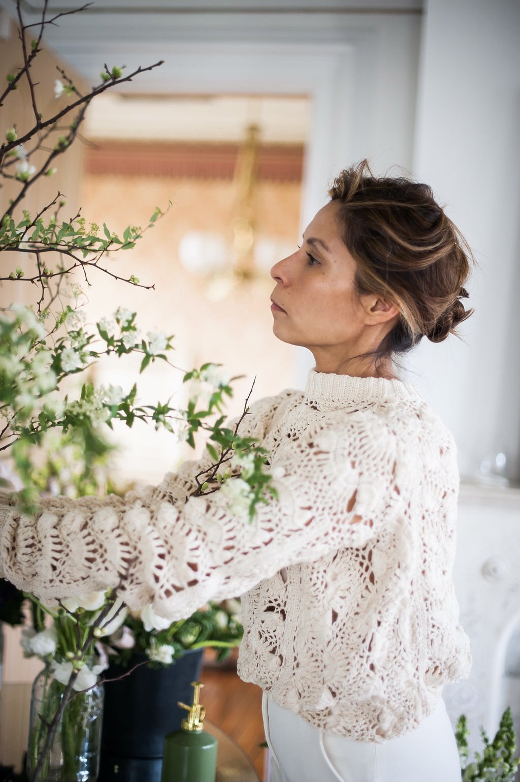 Luxury floral designer, designing modern and luxurious flower arrangements in a vase, located in the Hamptons, North Fork, South Fork, East End.