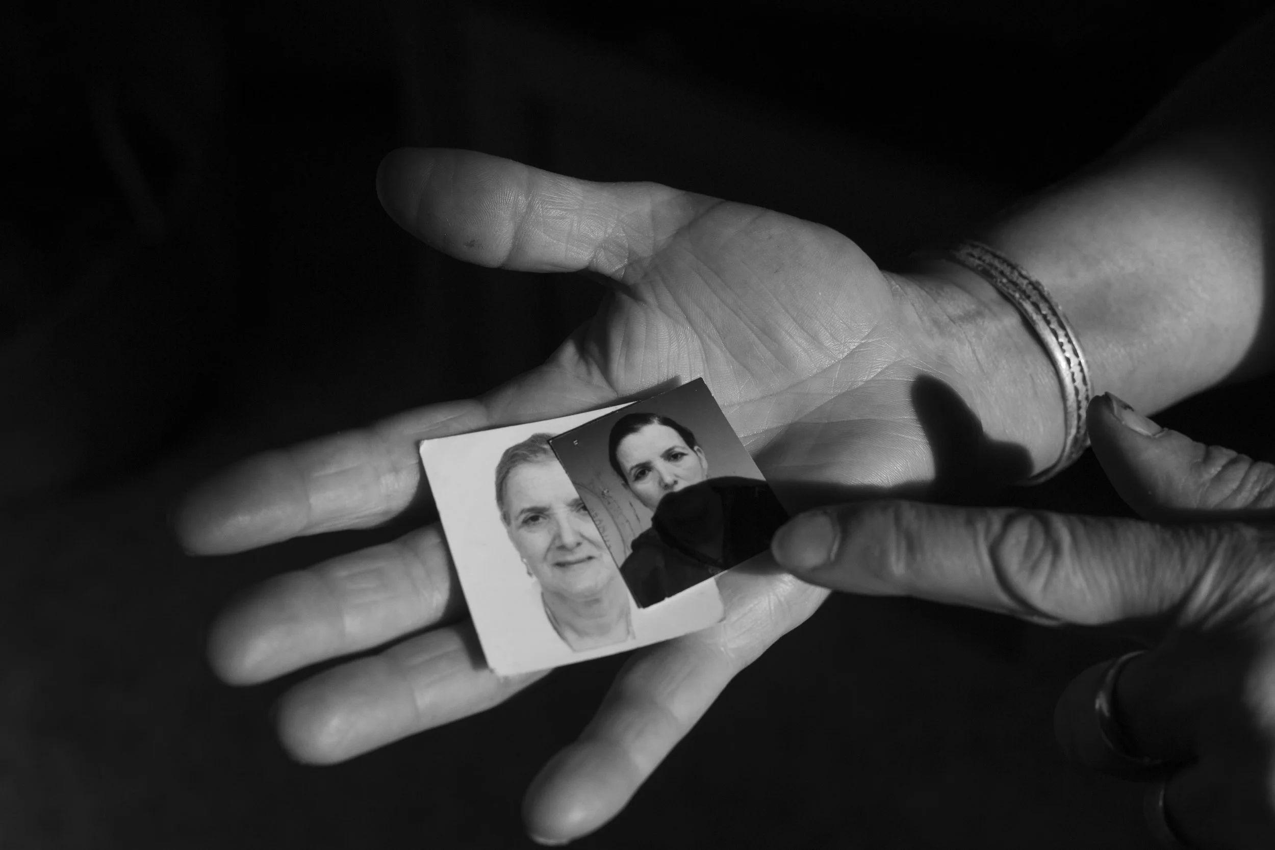 Photographies anciennes tenues dans une main