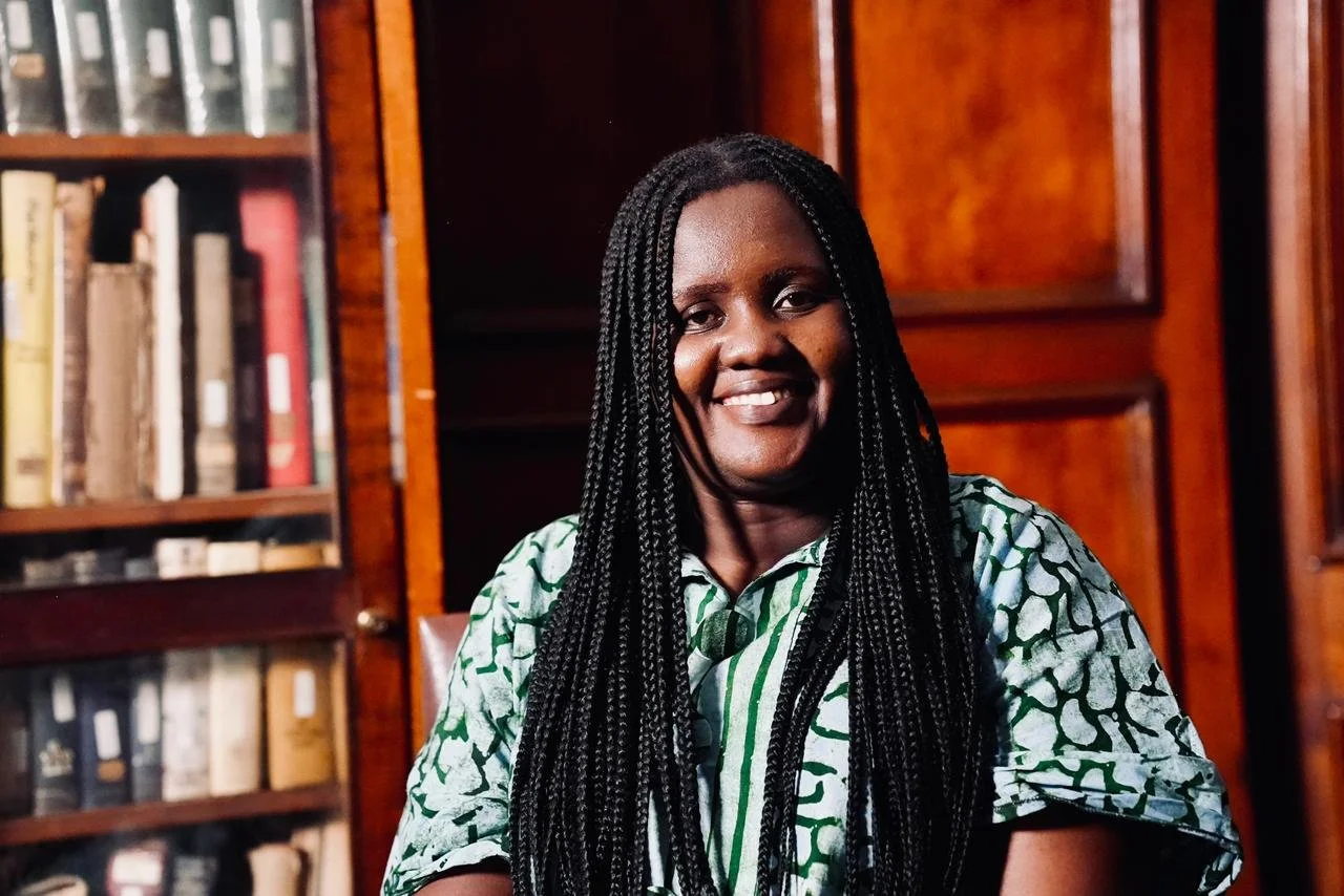 Joan Kinyua est une entrepreneure sociale et innovatrice kényane engagée dans le développement durable, l’innovation communautaire et l’autonomisation des jeunes en Afrique.
