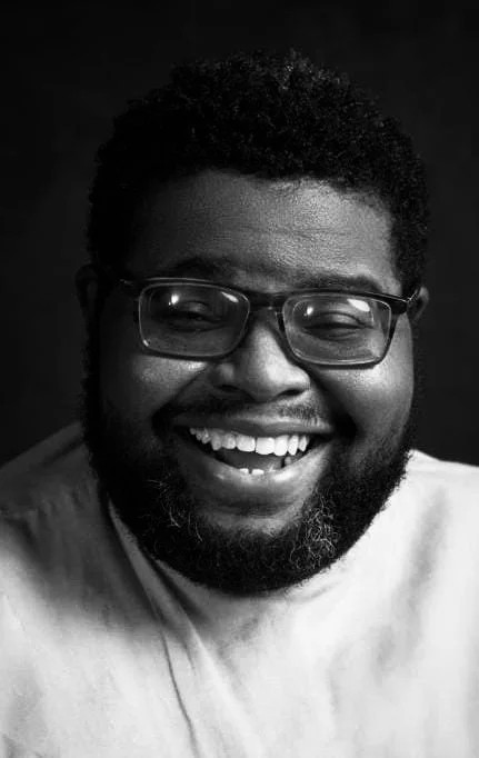 Akey Fabrice Looky est un spécialiste des langues, de la communication et de la coordination événementielle engagé dans la traduction, l’interprétation et les enjeux interculturels, collaborant avec Djolifon sur sa première conférence.