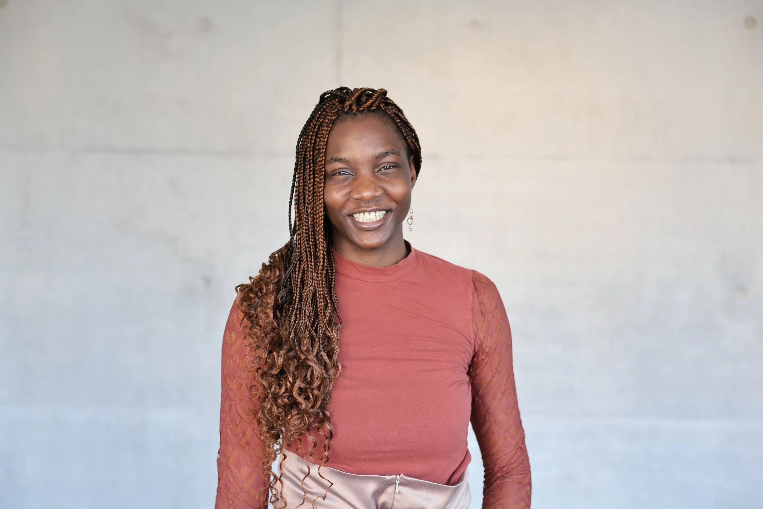 Kwamou Eva Feukeu est une chercheuse camerounaise dont les travaux explorent les approches décoloniales, les systèmes juridiques africains et les économies informelles.