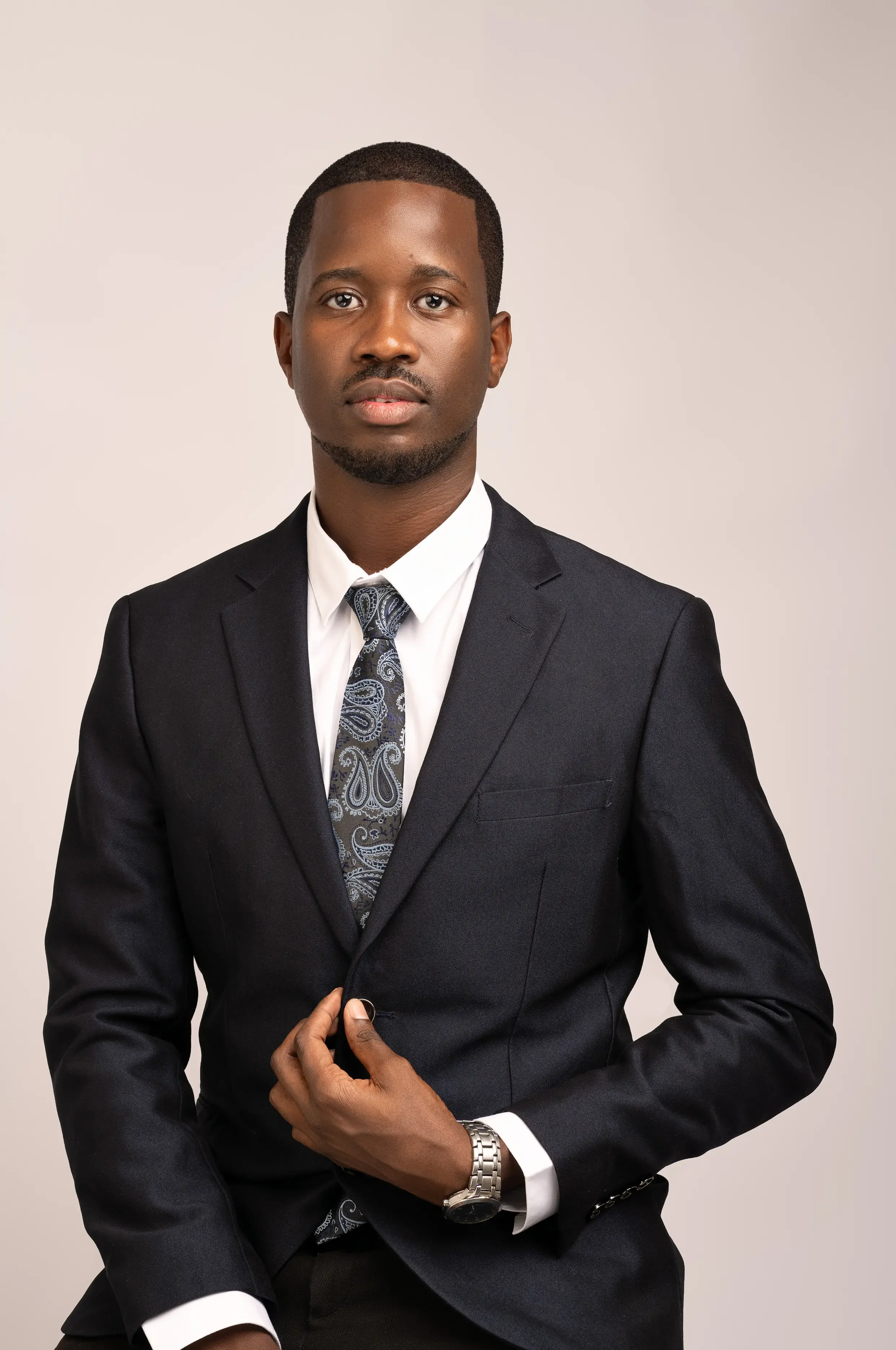 Portrait d'Anésio Manhiça, anthropologue social mozambicain et lauréat du Prix Christian Geffray, spécialisé dans l'étude de la jeunesse, de l'entrepreneuriat et des expressions citoyennes urbaines à Maputo.