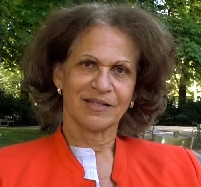 Portrait de Mireille Fanon-Mendès-France, juriste et militante internationale, présidente de la Fondation Frantz Fanon et ancienne experte de l'ONU spécialisée dans la lutte contre le racisme systémique.
