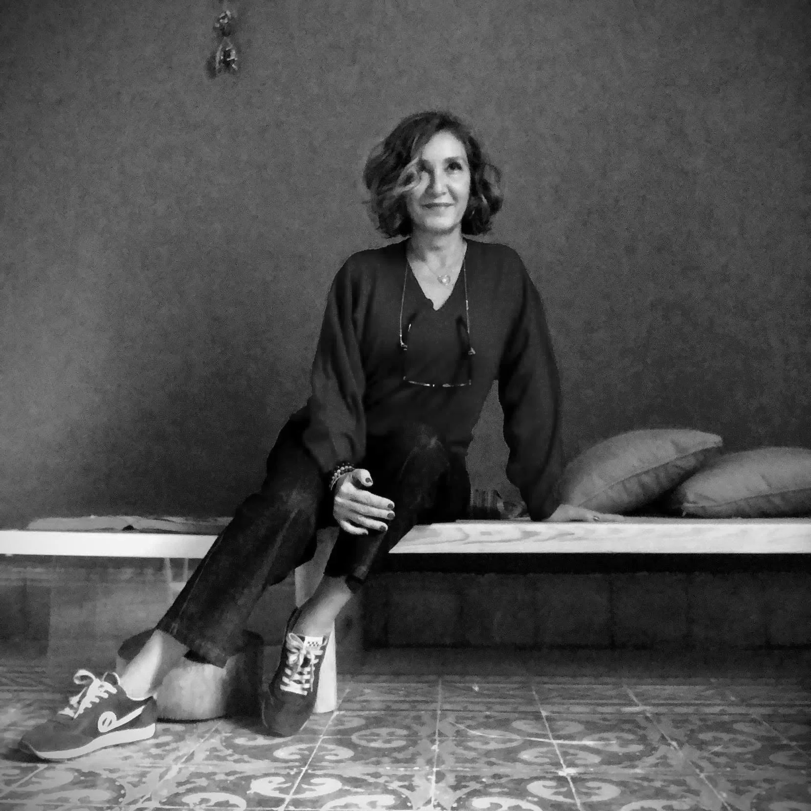 Héla Ammar est une artiste visuelle tunisienne dont les œuvres explorent la mémoire, l’identité, les questions de genre et les réalités sociales à travers la photographie et l’installation.