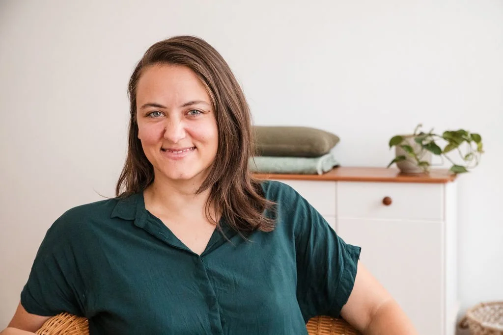 Körpertherapeutin Valentina Wieser in ihrer Praxis in Wien