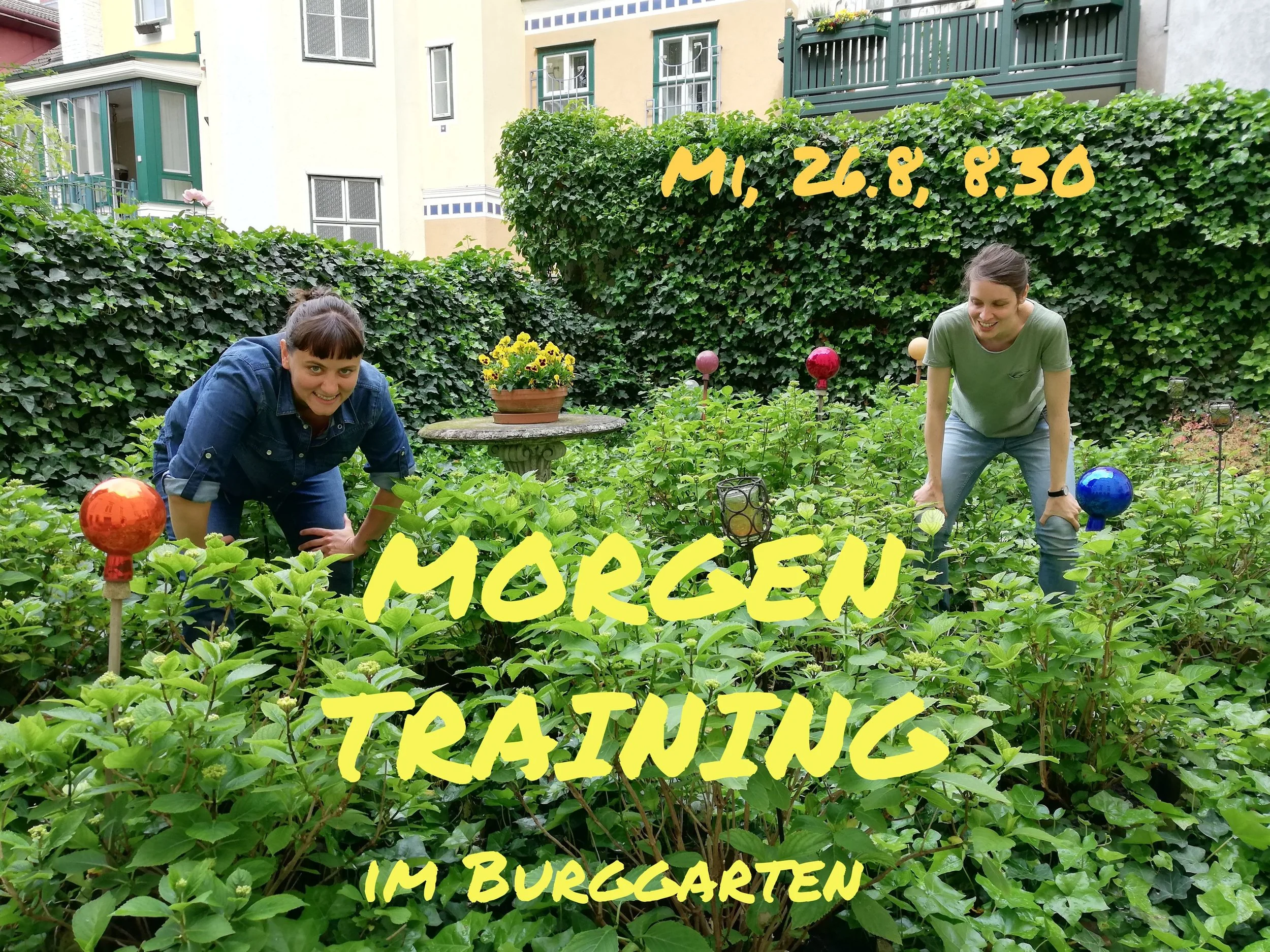 Zwei Personen bücken sich in einem Garten mit grünen Pflanzen. Im Hintergrund sind Gebäude und eine mit Efeu bedeckte Wand zu sehen. Ein Blumentopf steht auf einem Tisch. Text auf dem Bild: "Mi, 26.8, 8:30 MORGEN TRAINING im Burggarten".