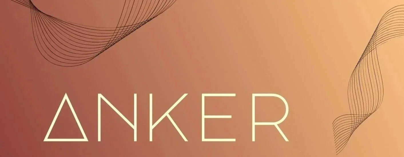 Der Name 'ANKER' ist in großen, dünnen, weißen Buchstaben auf einem Farbverlaufshintergrund von Orange bis Rosa mit abstrakten Linienmustern an den oberen linken und unteren rechten Ecken.
