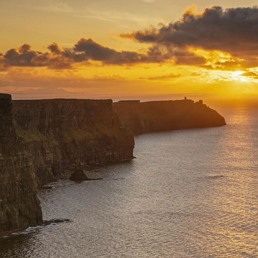 Nikon Z6 plus Sigma A 24-70 F/2.8

#irlandia #ireland #mohercliffs #cliffsofmoher #sunsetlovers #sunsetphotography #sunset #sea #seascape #seascapes #longexposure #longexposurephotography #nikonphotography #sigmafotopolska #zach&oacute;dsłońca #zacho