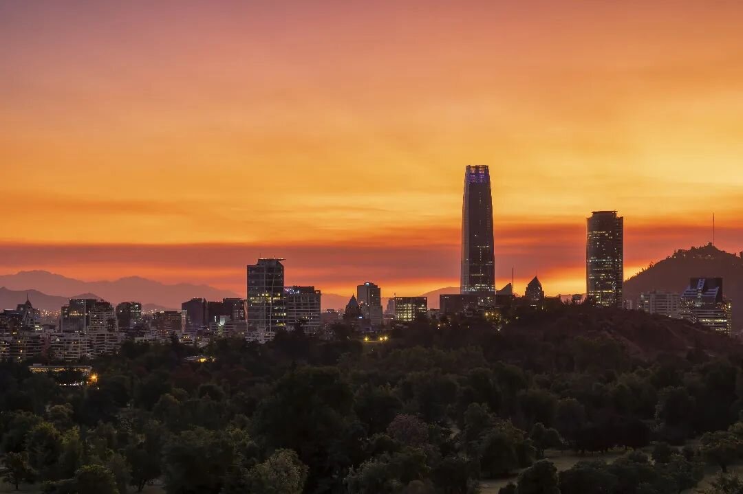 Panorama Santiago z g&oacute;rującą nad miastem wieżą Costanera🌆 Chwilę po zachodzie słońca rozpoczęła się magia 🙂🌇📷

Nikon Z6
Sigma A 24-70 f/2.8

#santiago #santiagodechile #chile #city #cityscapes #sunsetlovers #sunsetphotography #sunset #mias