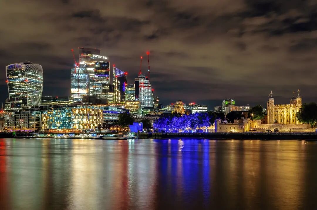 Londyn nigdy nie zasypia, zwłaszcza w tych wyjątkowych dniach❤️🌹👑

London never sleeps, especially on these special days❤️🌹👑

#londyn #london #cityoflondon #londonpanorama #londonlife #londonbridge #towerbridge #tower #cityscapes #city #cityphoto