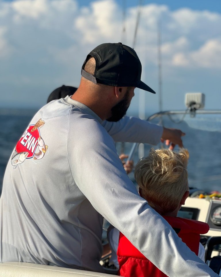 Notre jeune pilote qui navigue jusqu'au prochain spot ! 🎣

 #rdmservicedeguide #barray&eacute; #barrayegaspesie #barraye #fishinglife #ratsdemar&eacute;es #gaspesie #baiedeschaleurs #fishing #stripedbassfishing #stripedbass