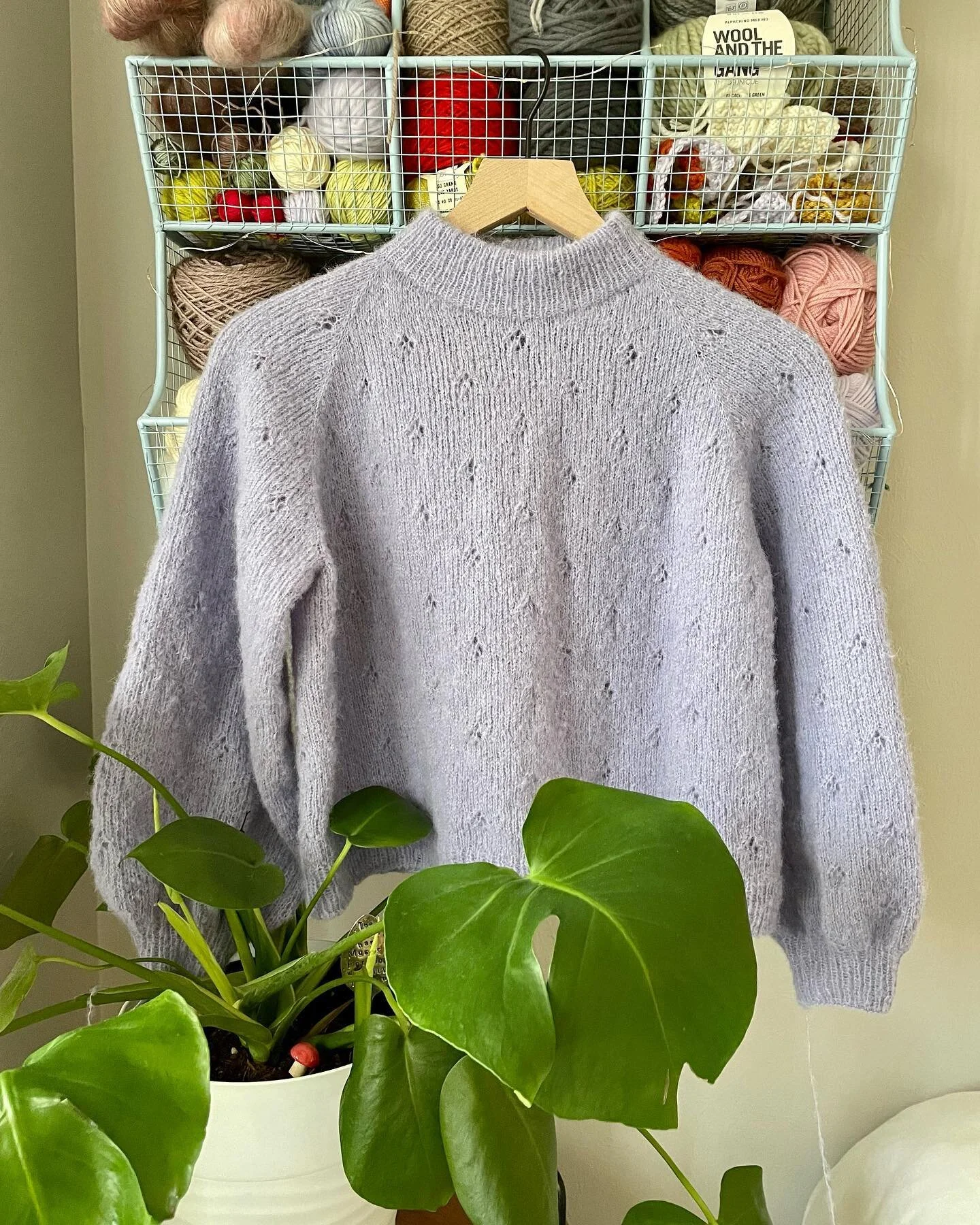 after a decent time in hibernation, I finally finished my fortune sweater!! definitely inspired by @midsummerknitsdream #beginasyoumeantokniton challenge! I decided to work one pattern repeat a day and breaking it down into chunks was so helpful :)


