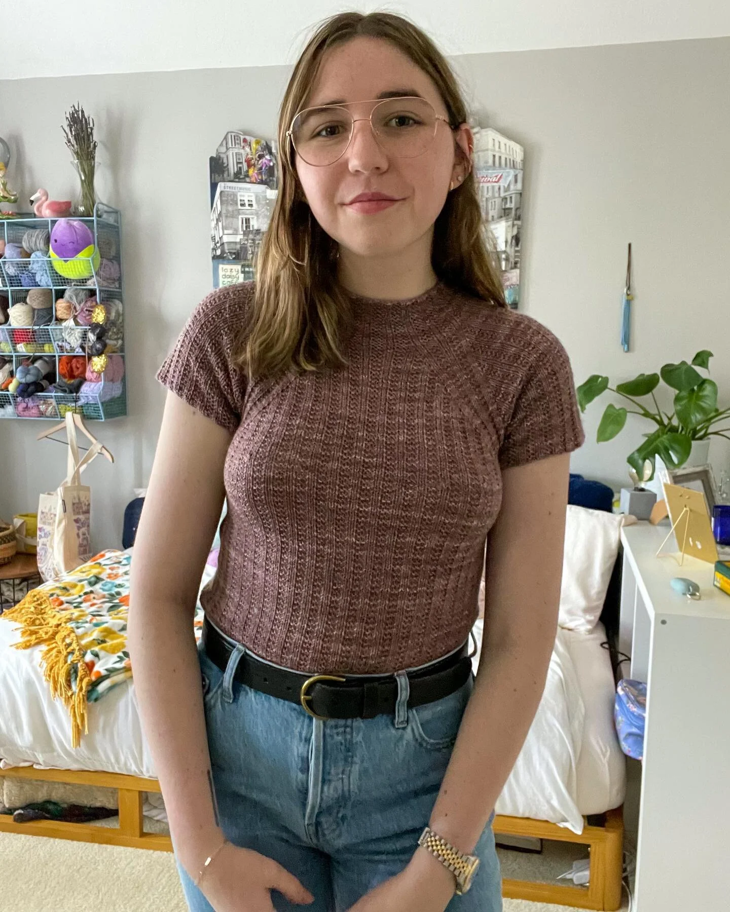 last week i finished my luna tee by @cl.knits and i could not be happier with it! the yarn is Unrequited Love by @reddoorfs and it's absolutely gorgeous! this was my first time alternating skeins and I think it turned out great :)

#lunatee #knitting