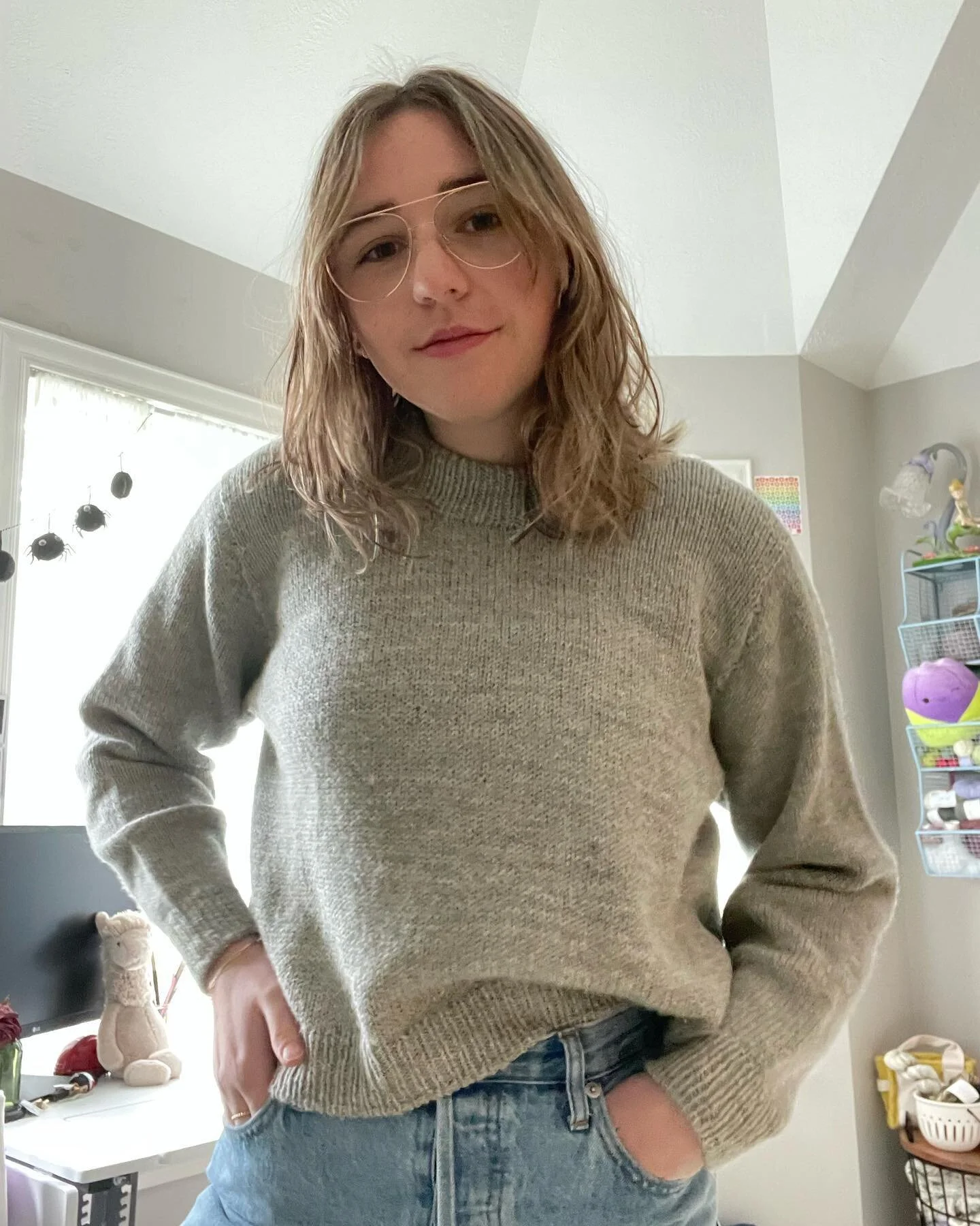 I have been living in my #dadssweater by @emweecurt since I finished it. It was so fun to knit and is just a great basic for my wardrobe!

pattern: Dad's Sweater by Emily Curtis ir Gently Chaotic Knits
yarn: @kelbournewoolens Scout in Grey Heather

#