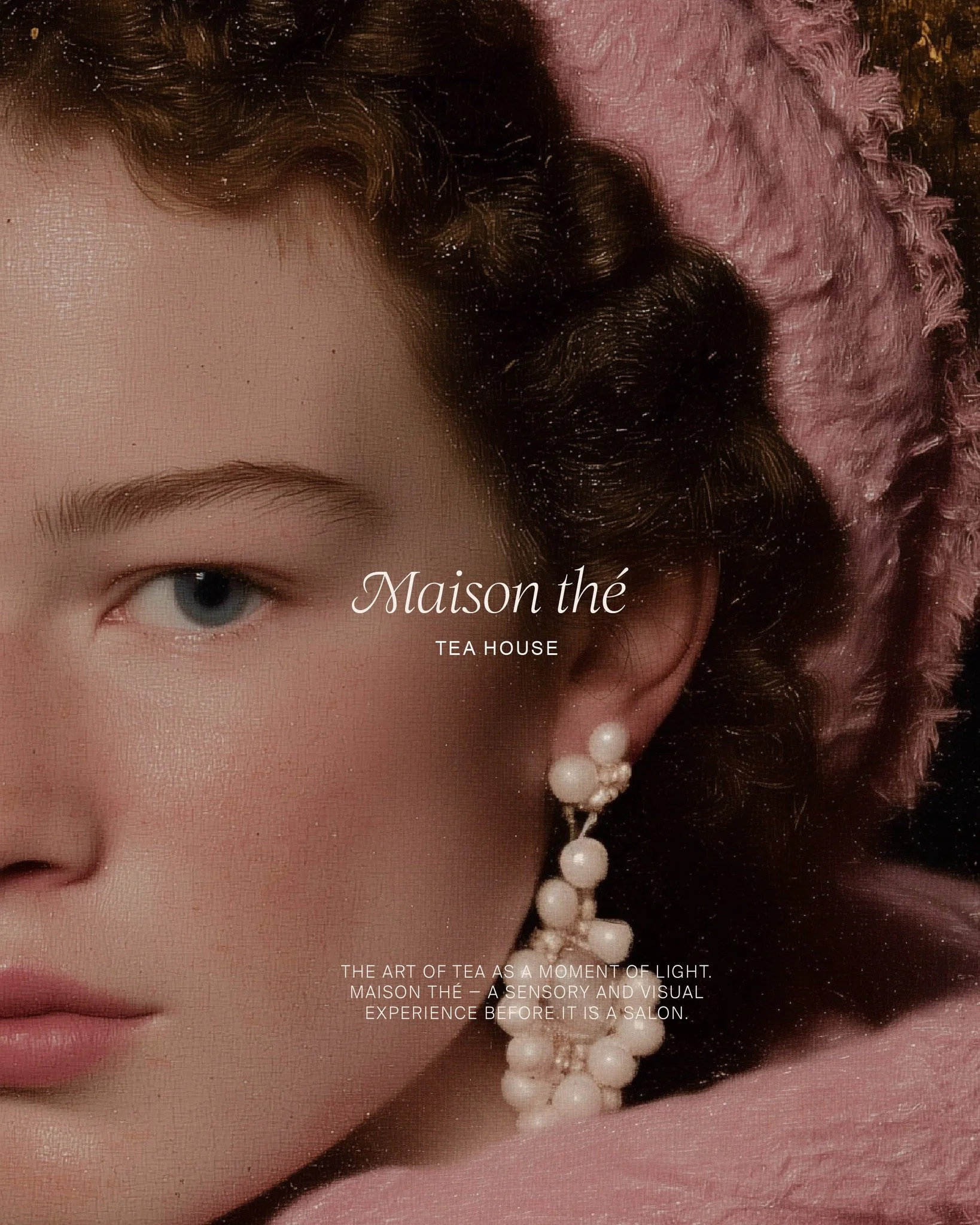 Il était une fois, Maison Thé.
Un lieu où la lumière s’attarde sur la porcelaine, où le silence a la douceur de la soie, et où chaque gorgée devient un lent retour à soi.
Maison Th&eacut