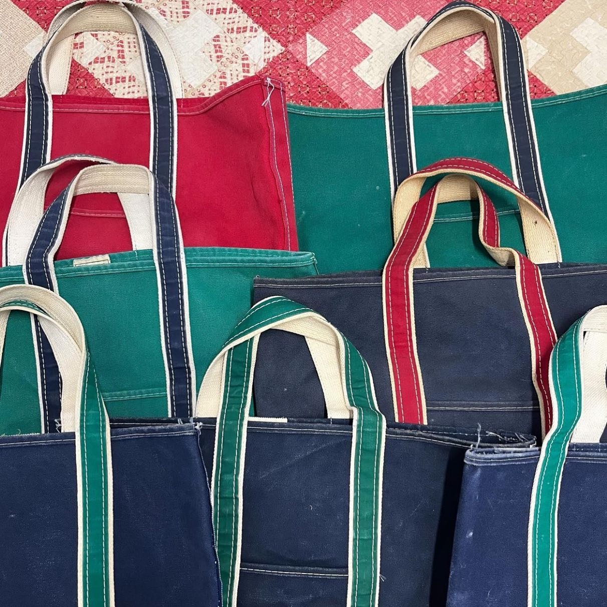 THE ART OF TOTE WRANGLING WITH @duncegallery 
🛄🛄🛄WELCOME TO THE BVE!💙💙💙

The Baltimore Vintage Expo is a highly curated one-day-only event celebrating the thriving community of exclusively vintage &amp; antique sellers in &amp; around the Maryl