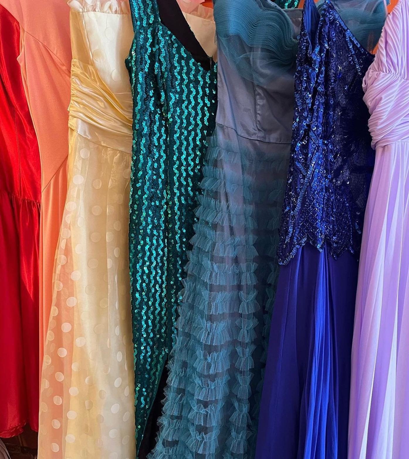VINTAGE EVENING GOWNS BY @colbysclothesmobile 
💃🏼💃🏼💃🏼FIND HER OUT IN THE BEER GARDEN THIS SUNDAY MAY 19! 

The Baltimore Vintage Expo is a highly curated one-day-only event celebrating the thriving community of exclusively vintage &amp; antique