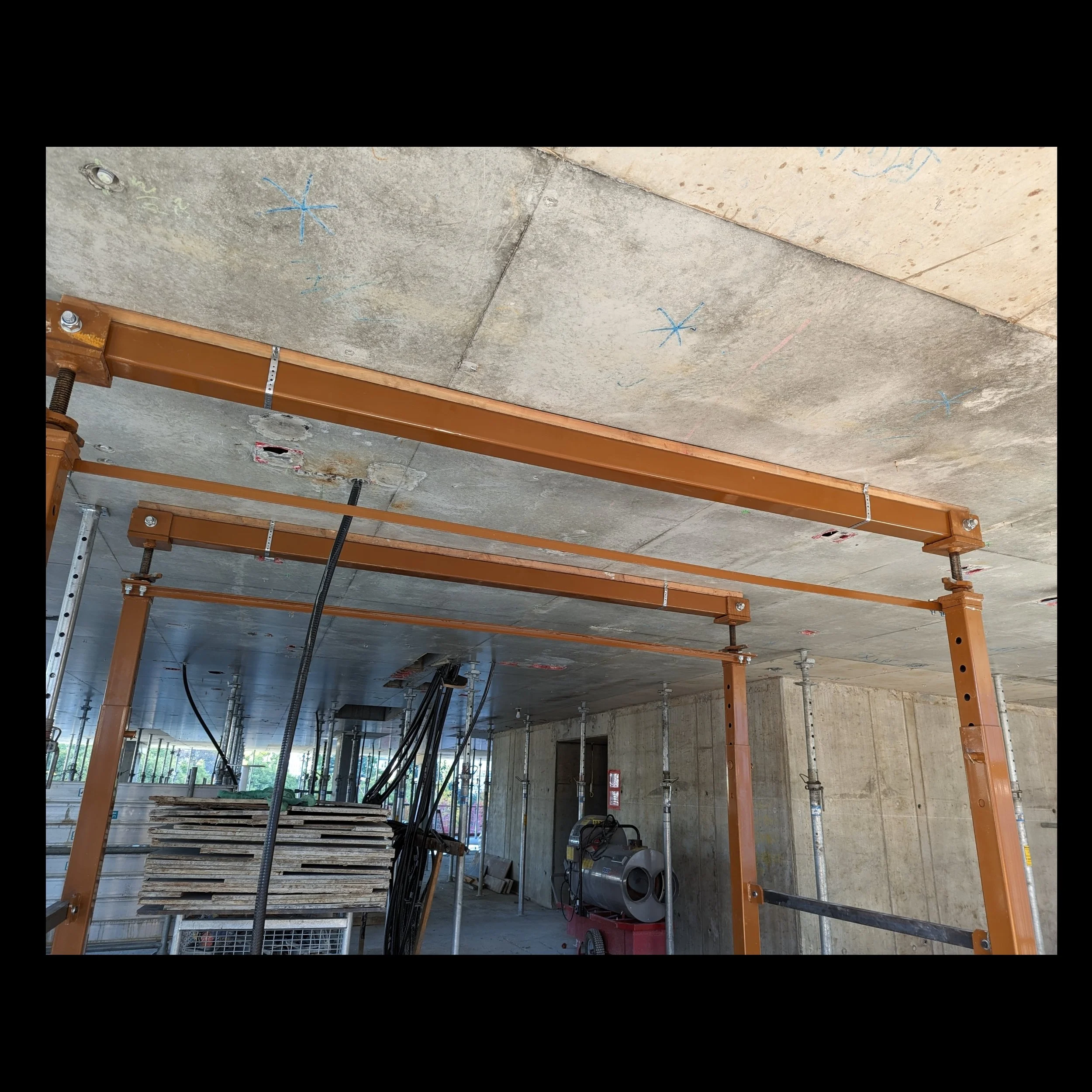 Our adjustable shore poles efficiently enhance productivity in the installation.