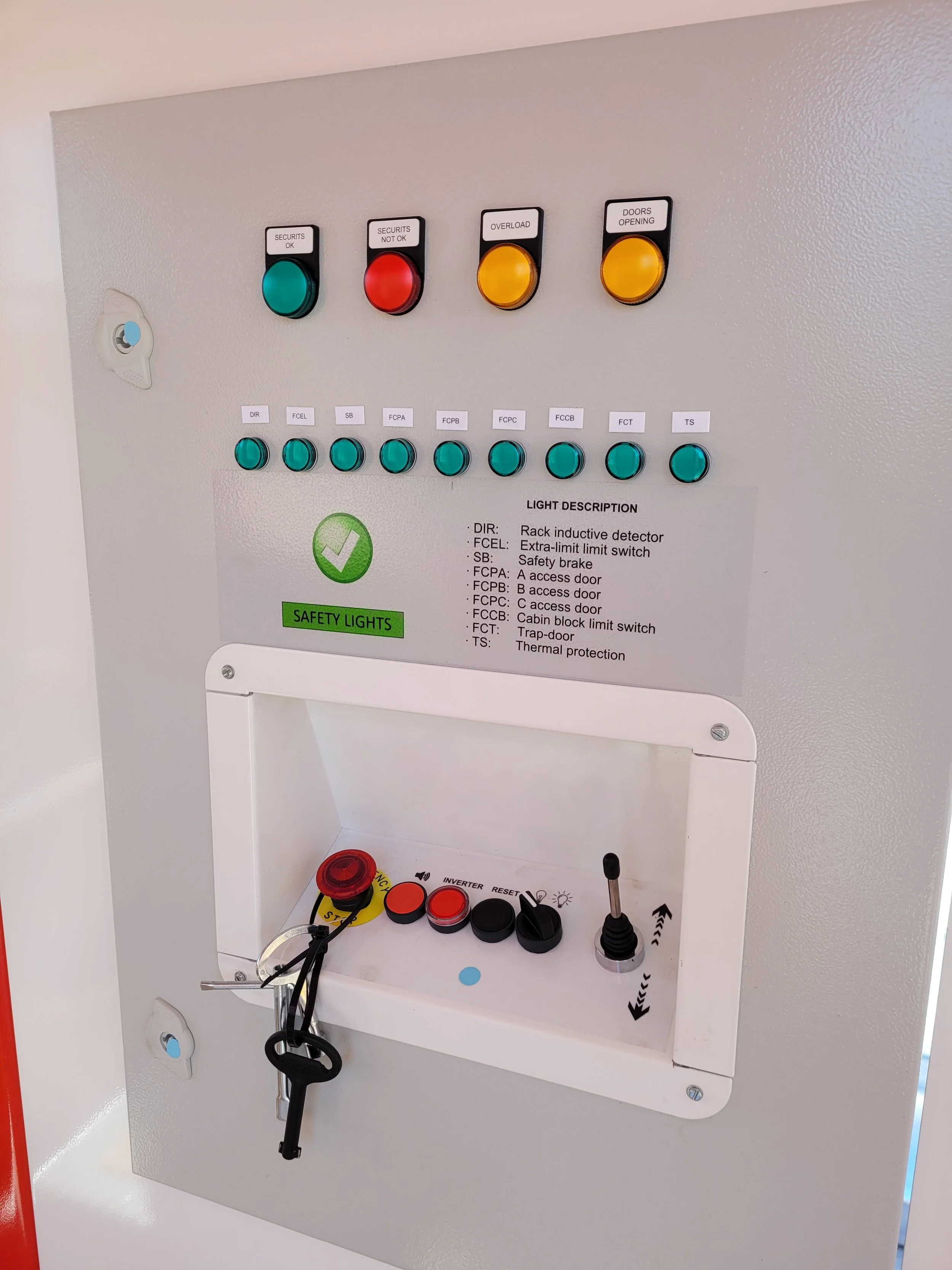 construction elevator with reliability lights that boost productivity while minimizing downtime by informing operators of the various types of faults