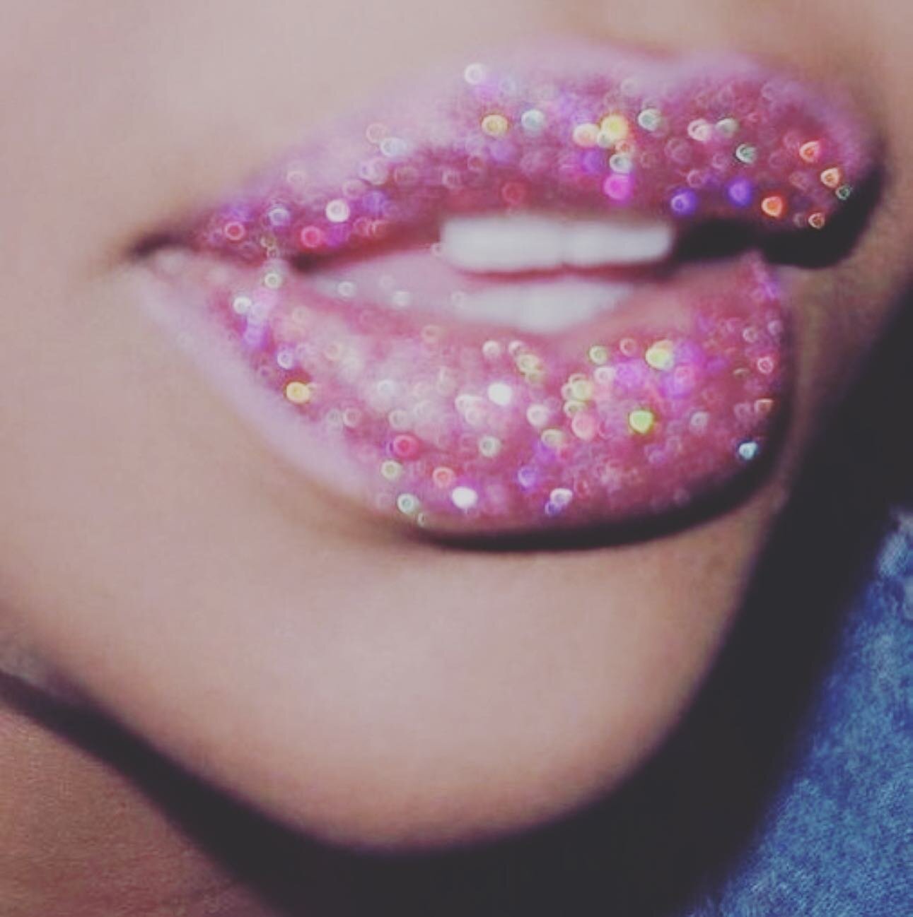 These lips were made for talkin&rsquo; 💋 Reminder: never underestimate the power in women&rsquo;s stories 🪩#ladykmedia #lkm #womeninmedia #girlpower 🪩