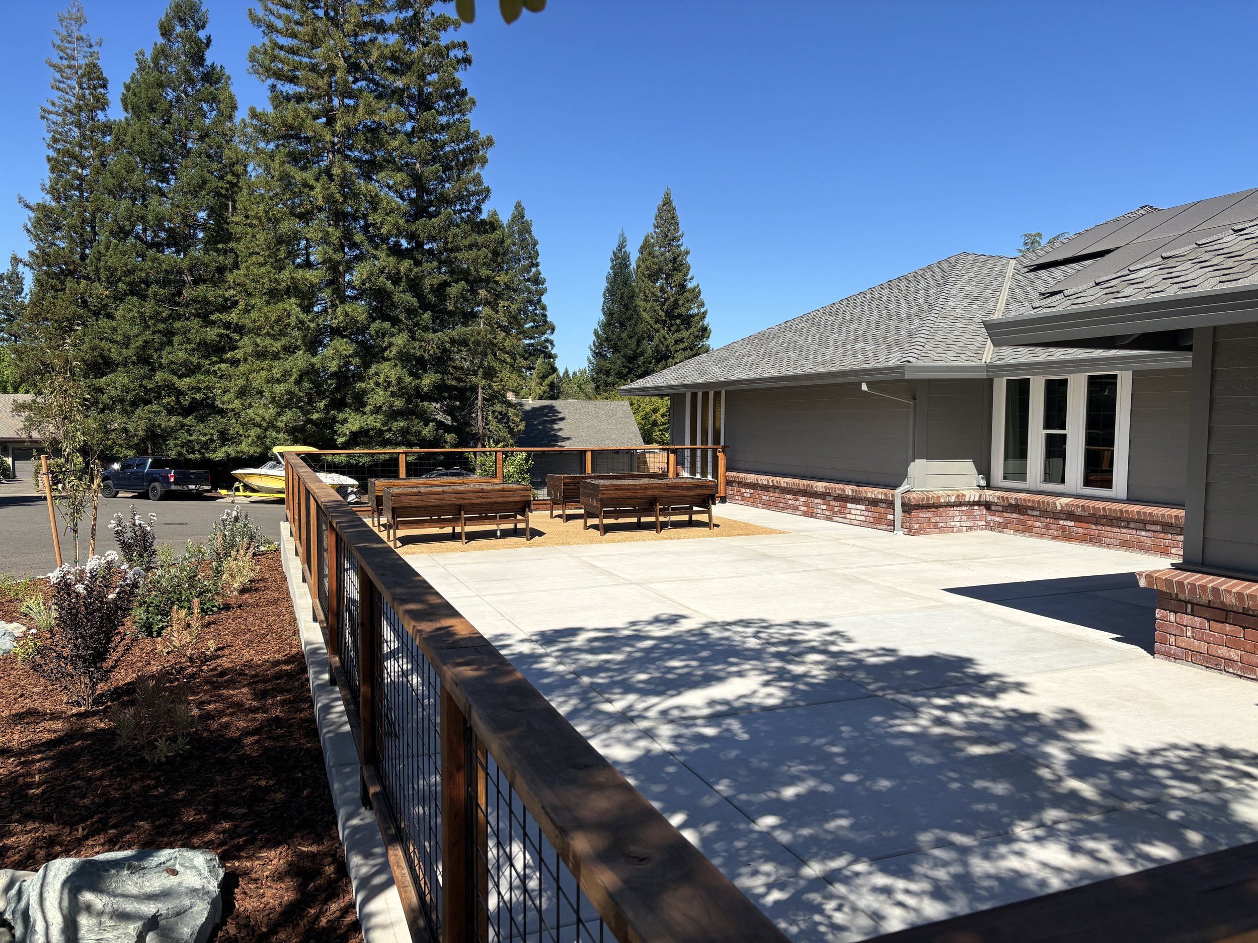 Frontyard patio in with custom fencing and concrte.JPG
