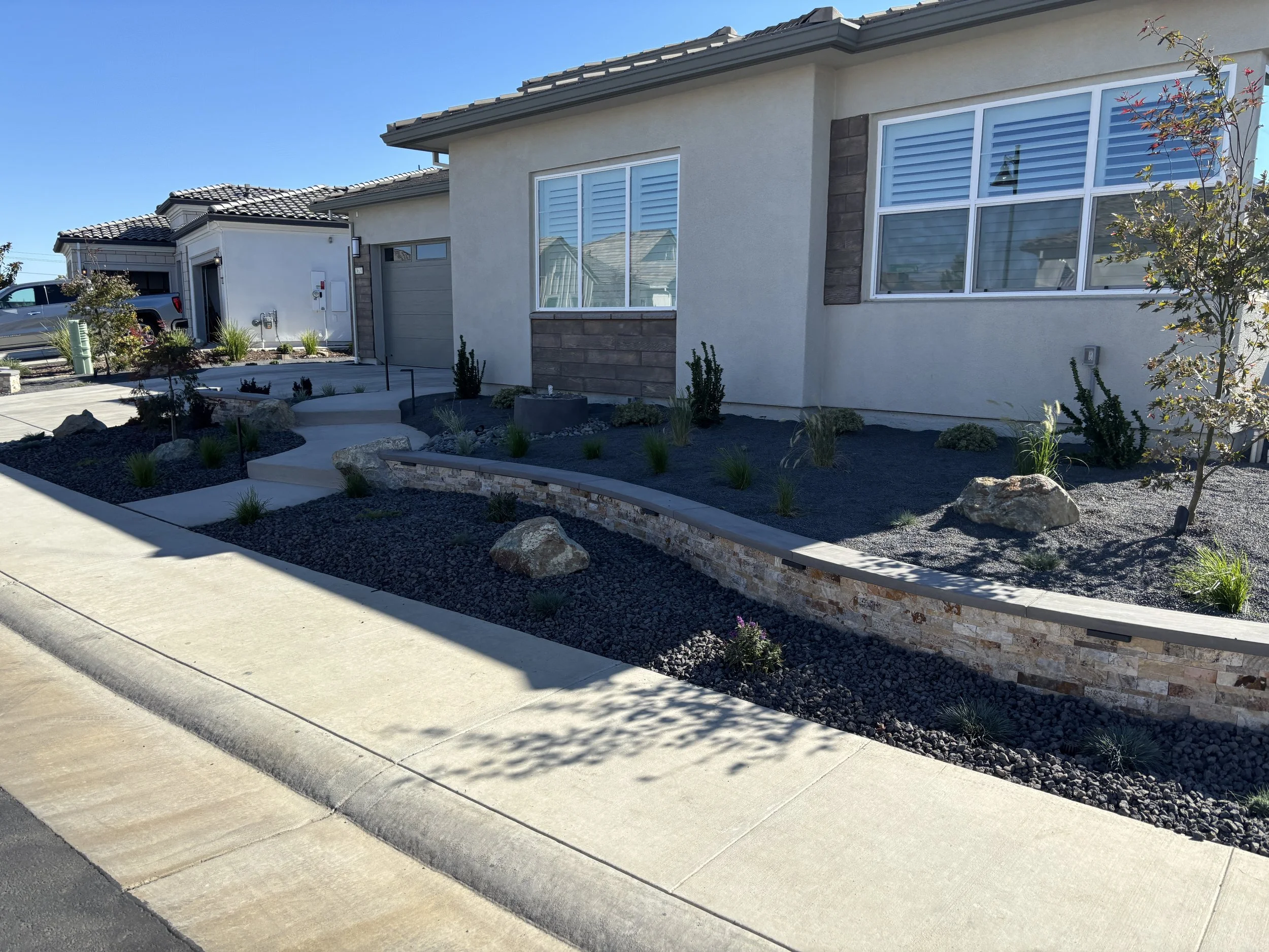 Frontyard with wall, fountain and rock.JPG