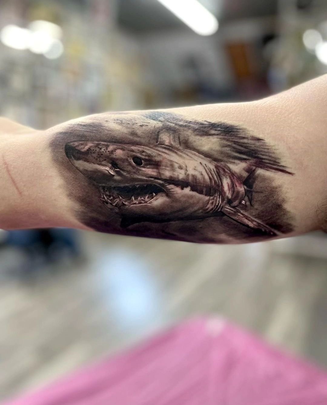 Great white shark for this client's first tattoo 👀 done by @cashusclay35_ 

#shreveporttattooartist #louisianatattooartist #sharktattoo #greatwhiteshark