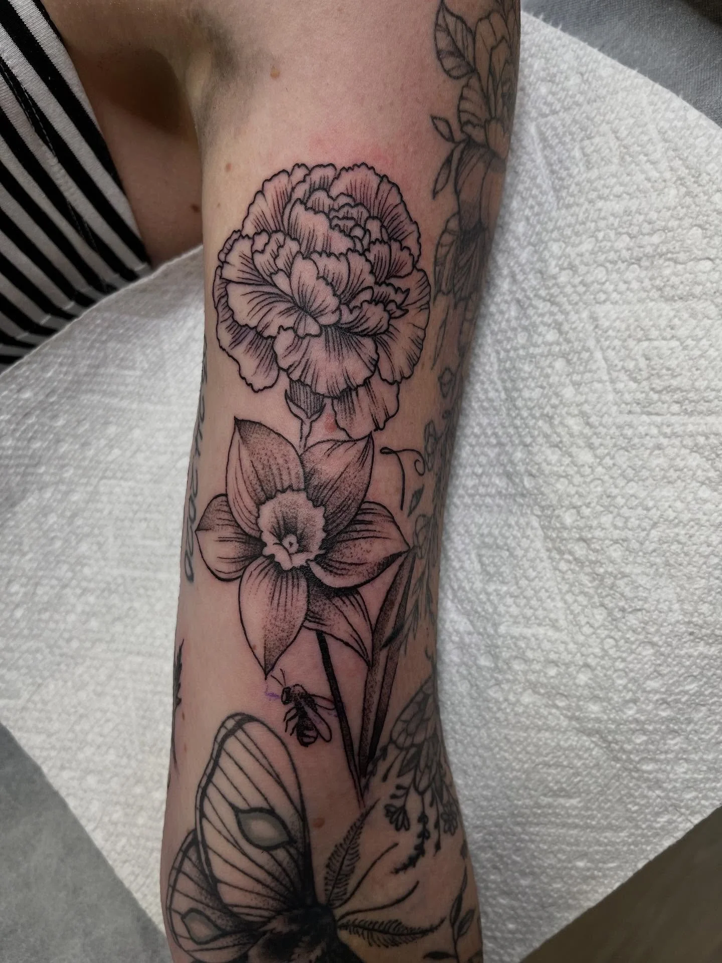 Some sweet flowers done by @urban_davinci 
#blackandgreytattoo #shreveportartist #floraltattoo