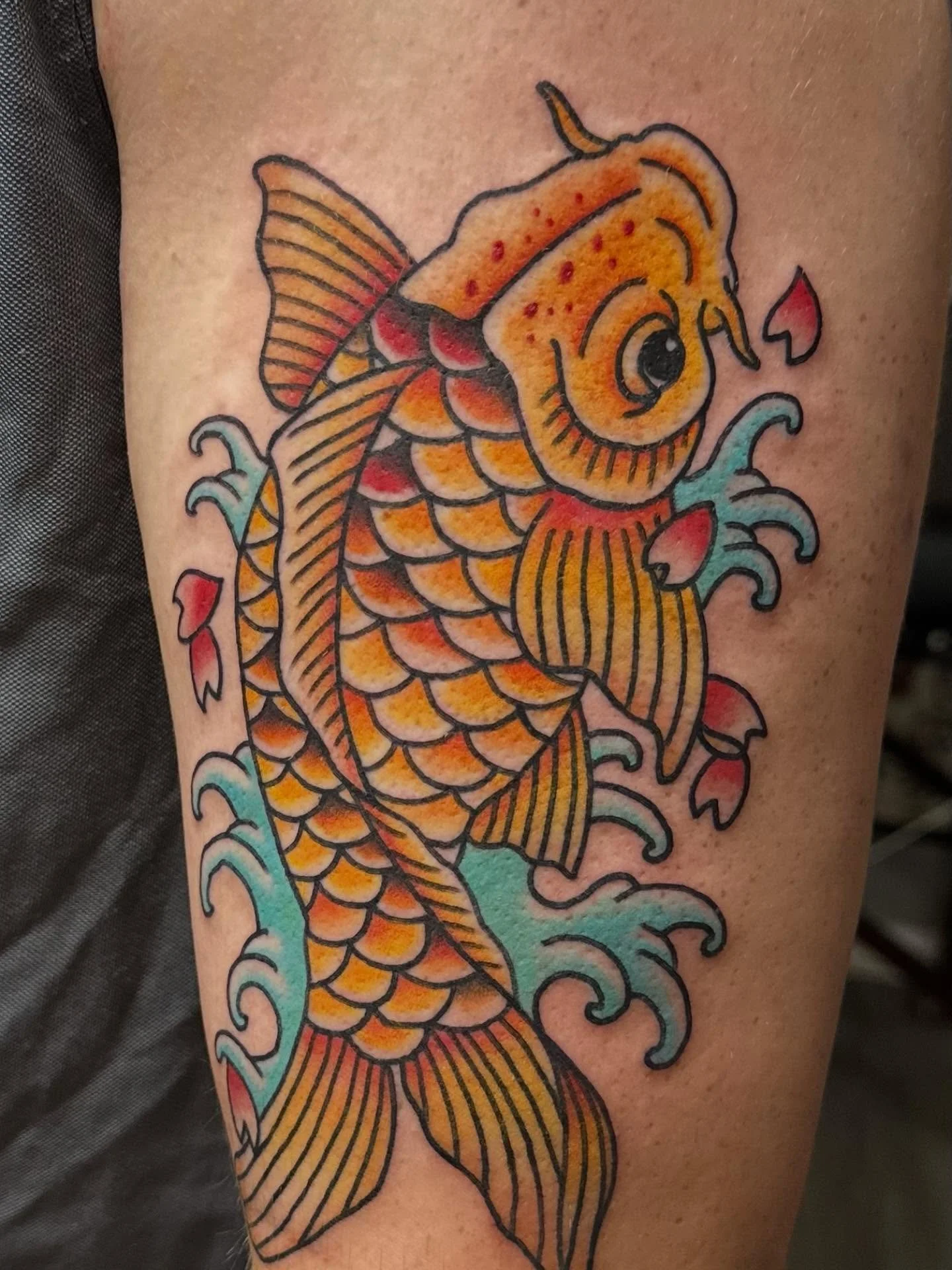 Sick koi fish done by @zachary_i_reed 
#coloredtattoo #traditionaltattoos #getinked
