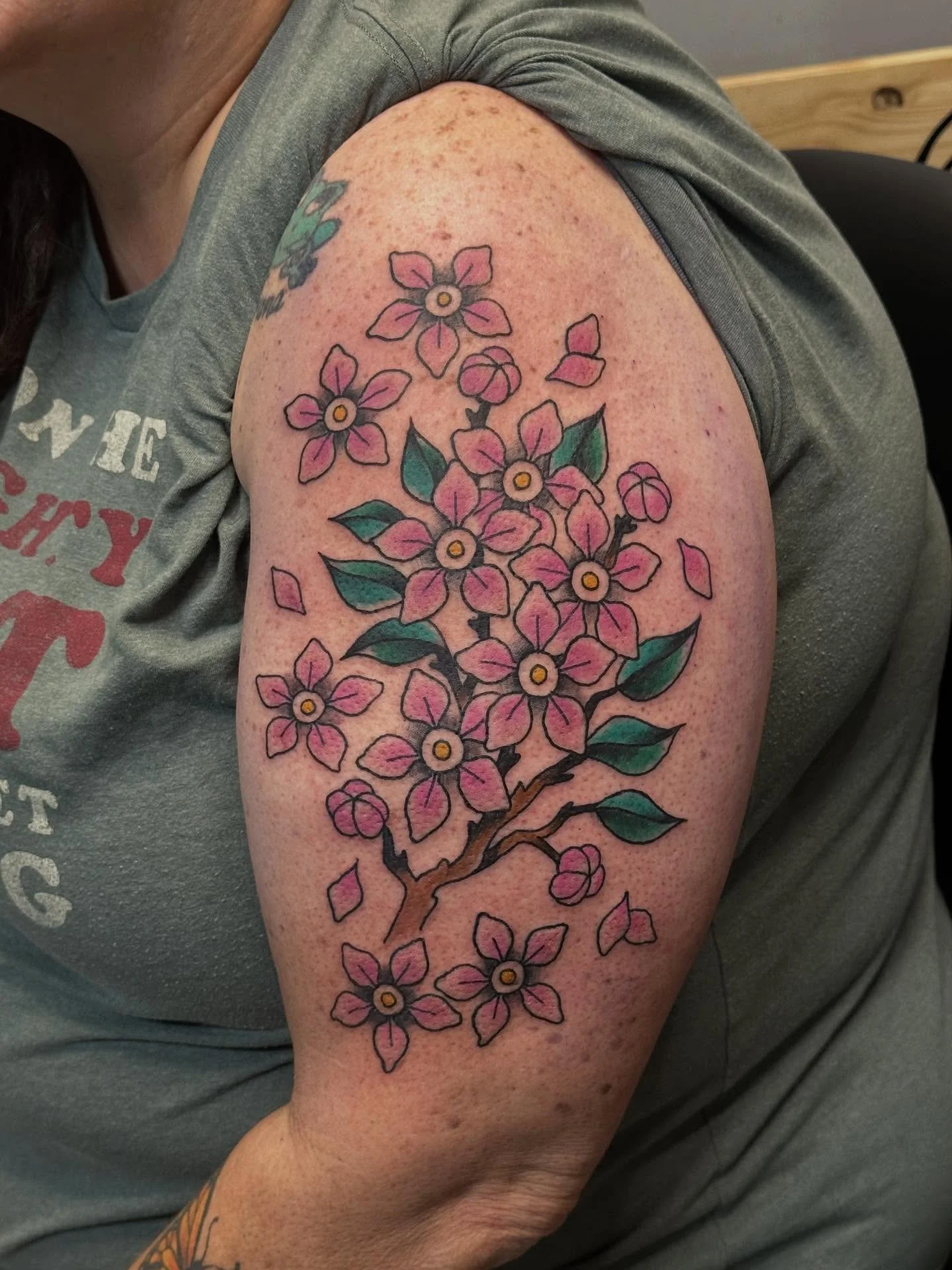 The sweet bundle of milkweed you'll ever see done by @shanemccormicktattoos 
#traditionaltattoos #shreveportartist #getinked