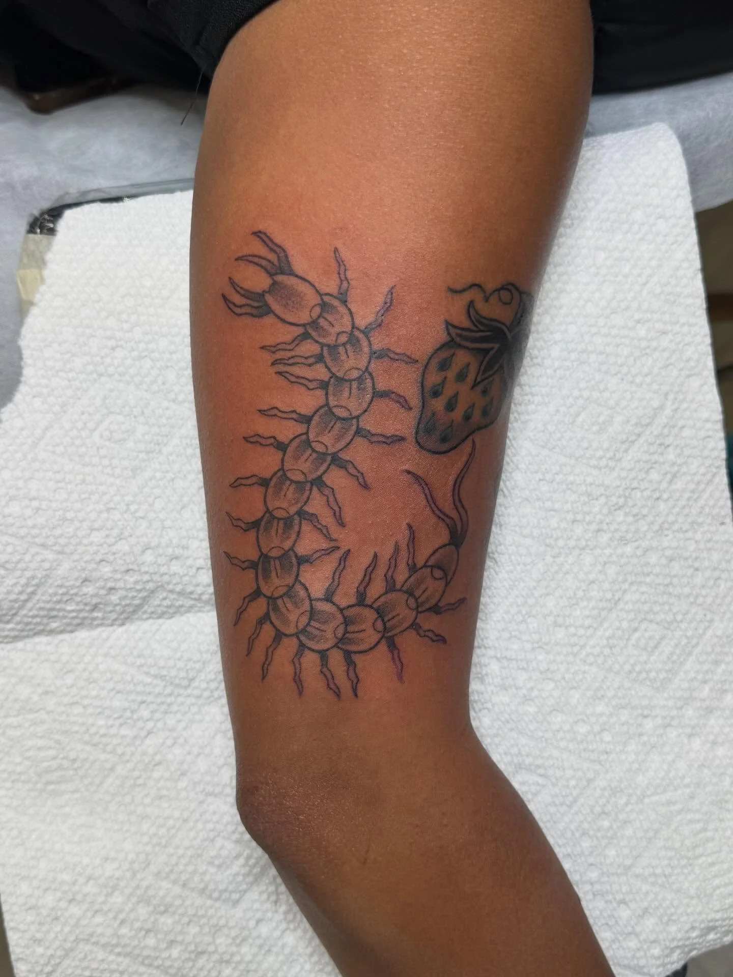 Here’s a sick one from @urban_davinci 
We have walk in availability all day! Come stop by! 
We’re open from 12:00-8:00 
318-562-3021 βοΈ 
#shreveporttattoo #ghostfiretattoo #localartist