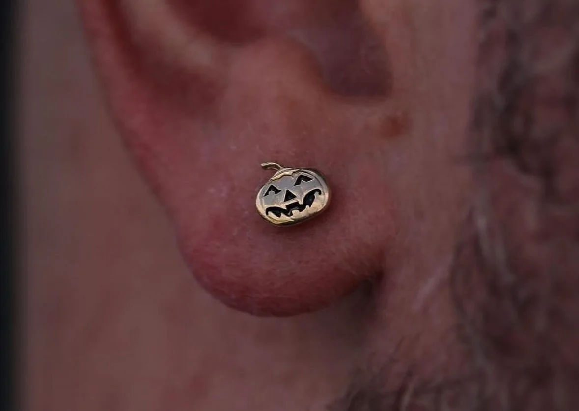 14k gold jack-o’-lantern @darby.pokes