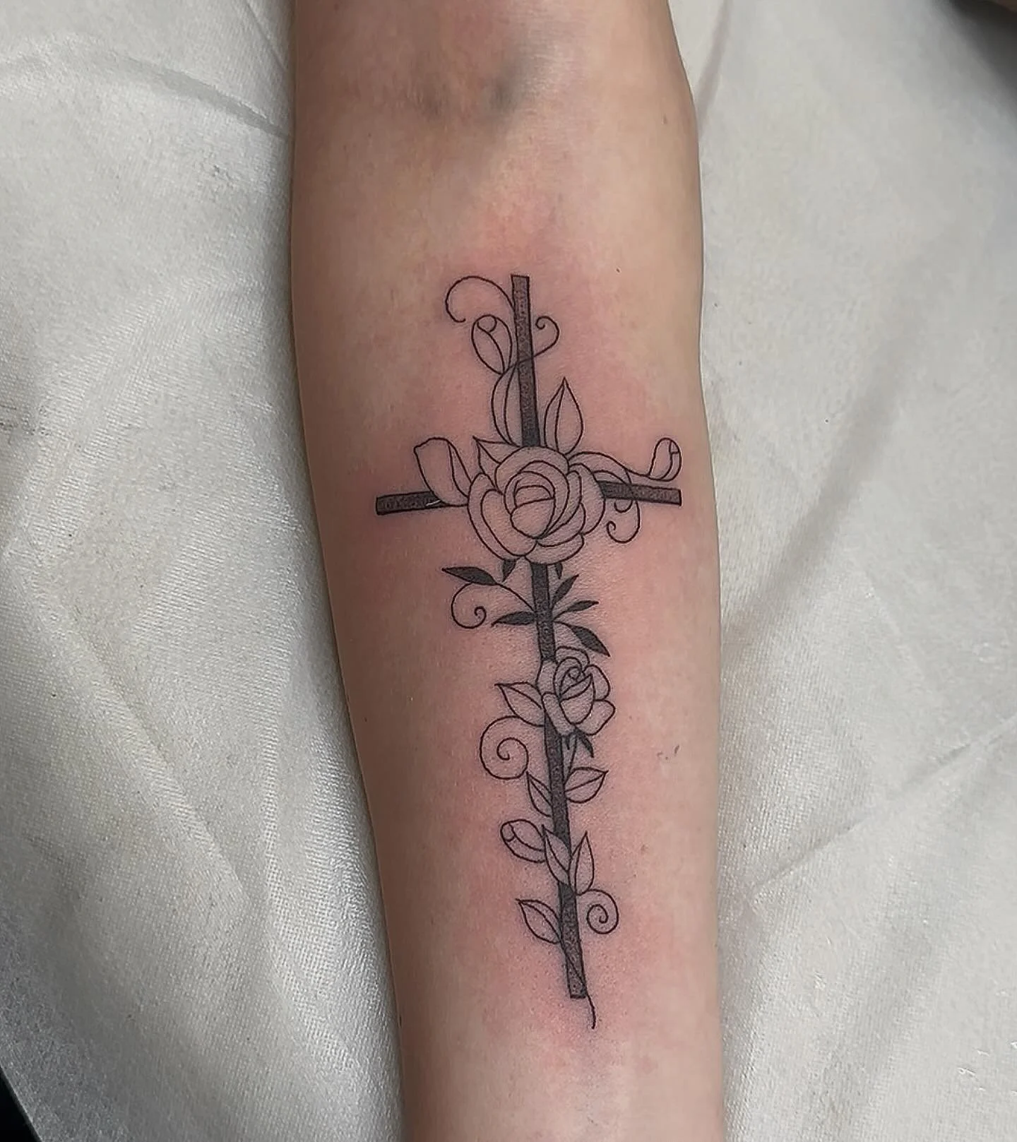 Beautiful cross and flowers by @johnbentrup 🌹

come stop in today for a new tattoo or set up that appointment online! 🥳
 
(318) 562-3021🤳  Ghostfiretattoo.com🕸️

#louisianalife #shreveportlouisiana #louisianatattooartist
