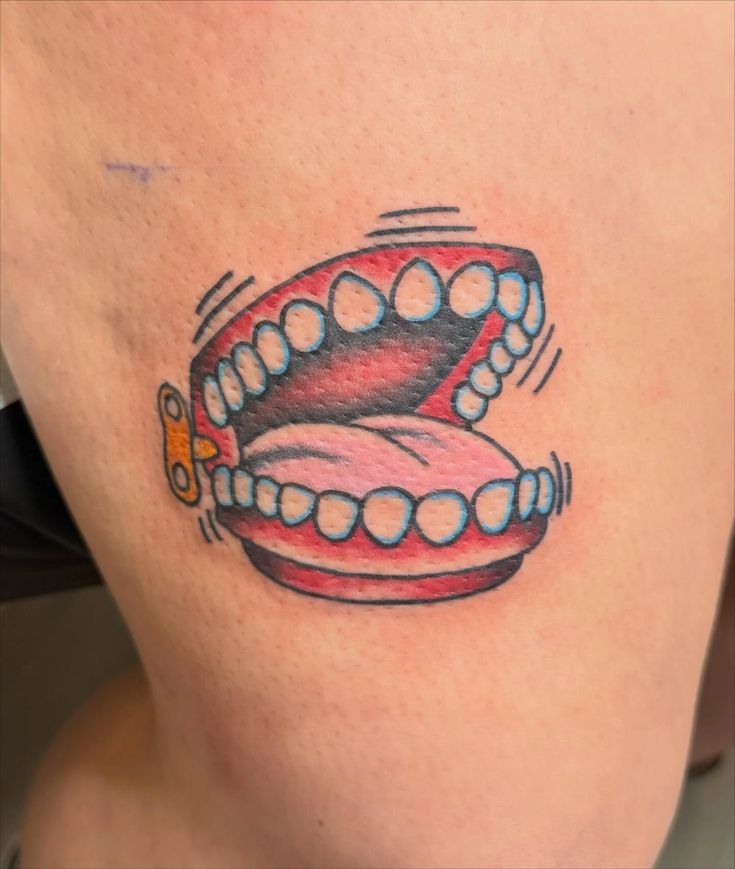 Wind up teeth tattoo on the thigh done by @zachary_i_reed 
We have walk in availability! Come see us! 
318-562-3021 📞 
#arklatex #tattoo #shreveporttattooartist