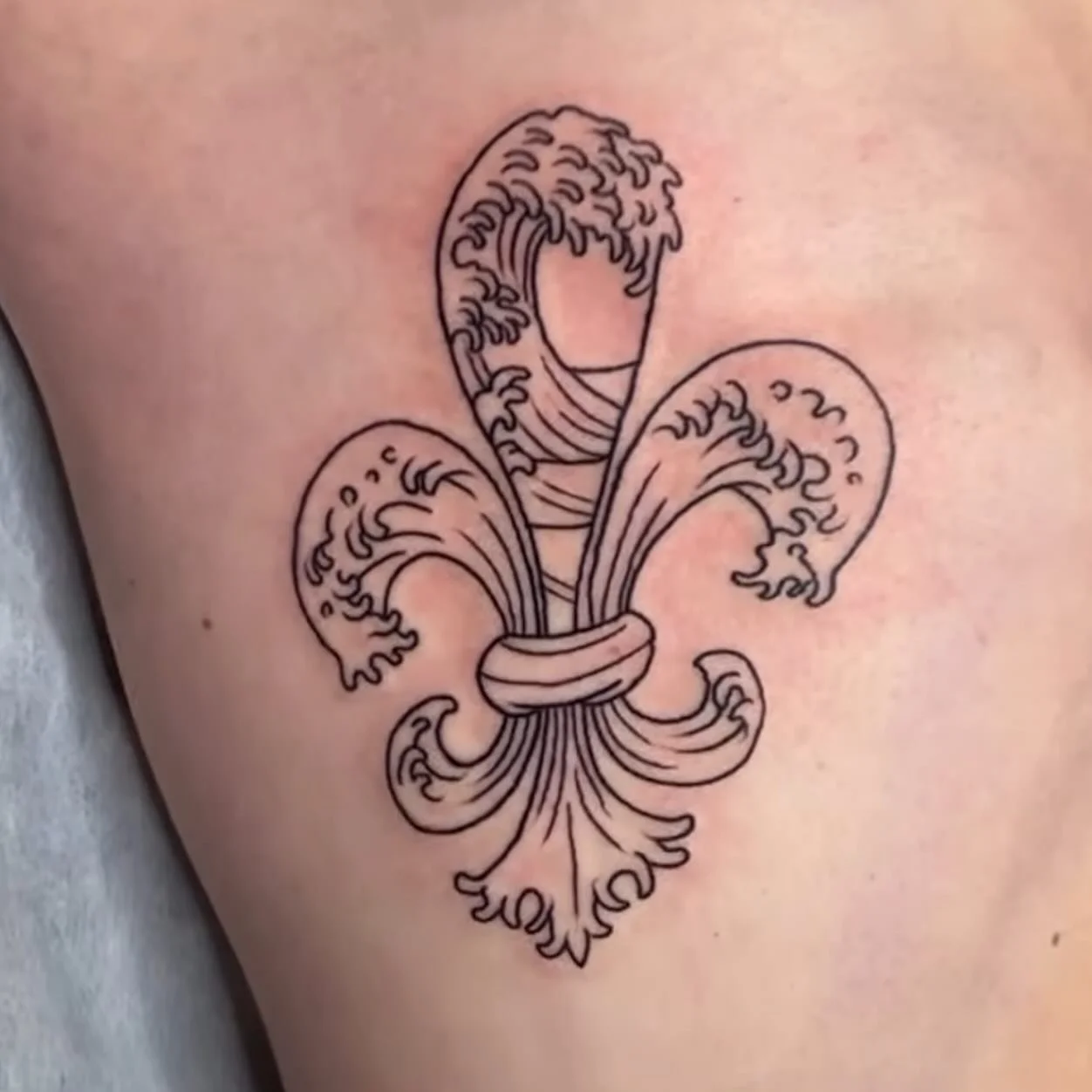 Creative twist on the Fleur De Lis ⚜️ by @urban_davinci 

Come on in for a tattoo or piercing today! Book for a specific day online! 🗓️

(318) 562-3021 📞  Ghostfiretattoo.com🕸️

#tattoolifestyle #louisianalife #shreveportlouisiana