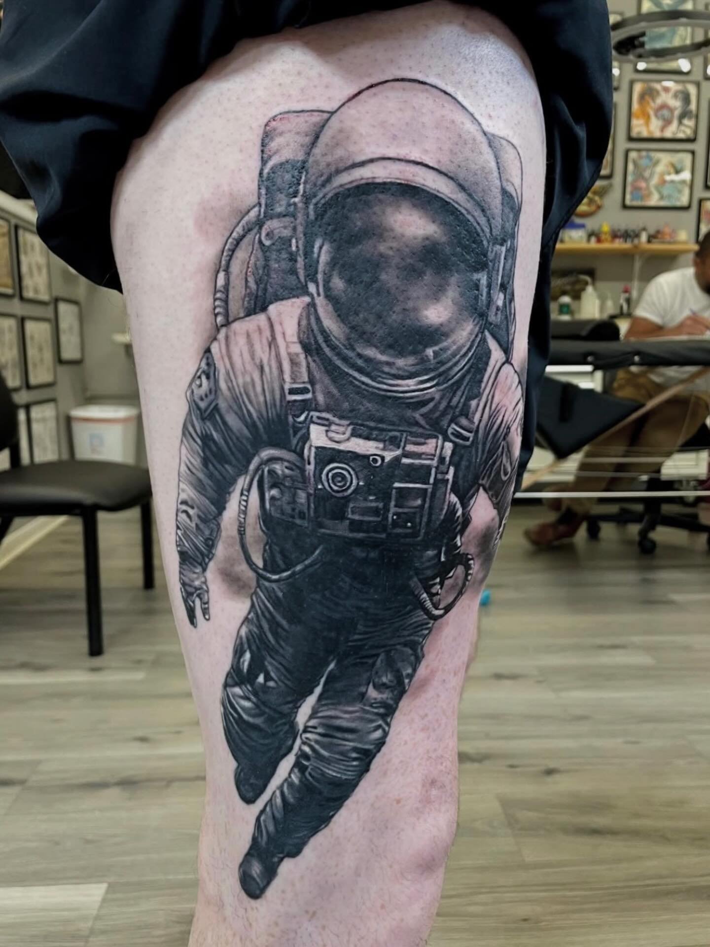 Astronaut on the leg done by @cashusclay35_ 
We have walk in availability. Come on in and see us! We&rsquo;re open until 8pm. 
318-562-3021 ☎️ ghostfiretattoo.com
#arklatex #tattoos #bodyart