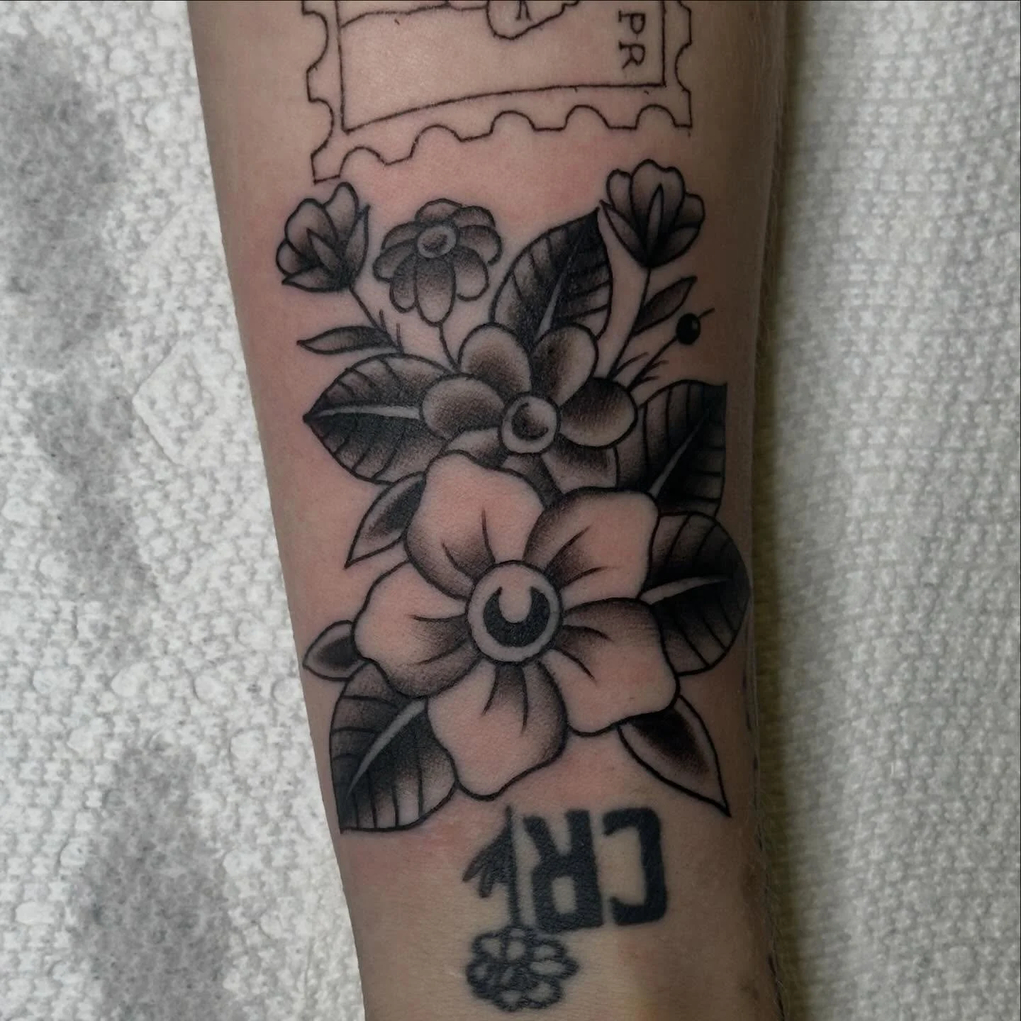 Some cute lil&rsquo; flowers done by @zachary_i_reed 
We have walk-in availability!
Here 12-8
Come on in and see us!
(318)-562-3021☎️